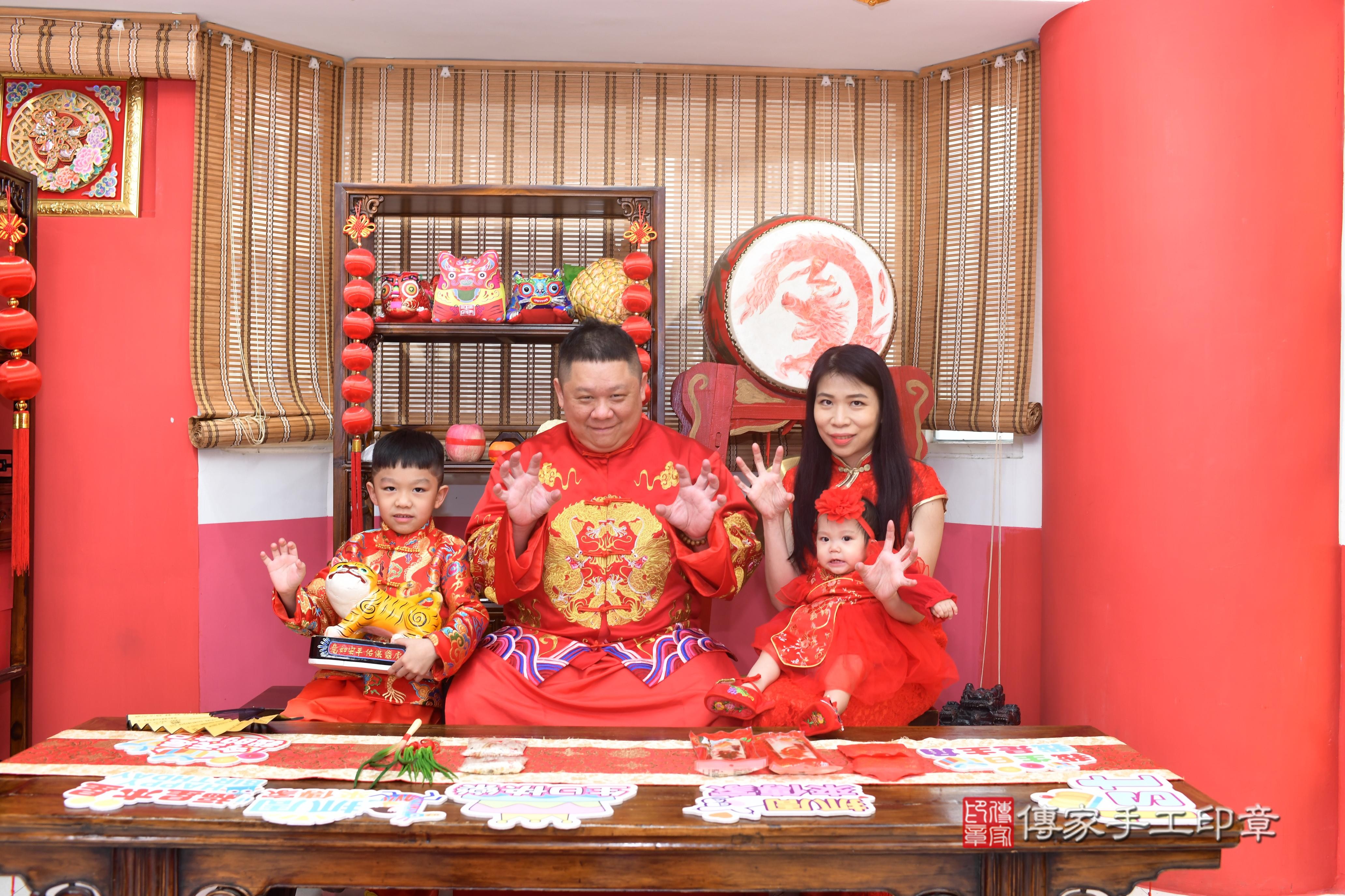 傳家手工印章高雄店、抓周、度脺、中國風會場、傳家嬰兒古禮、吉祥話、抓周道具物品24種、拍照。抓周證書。寶寶抓周、滿周歲、生日快樂、祝福