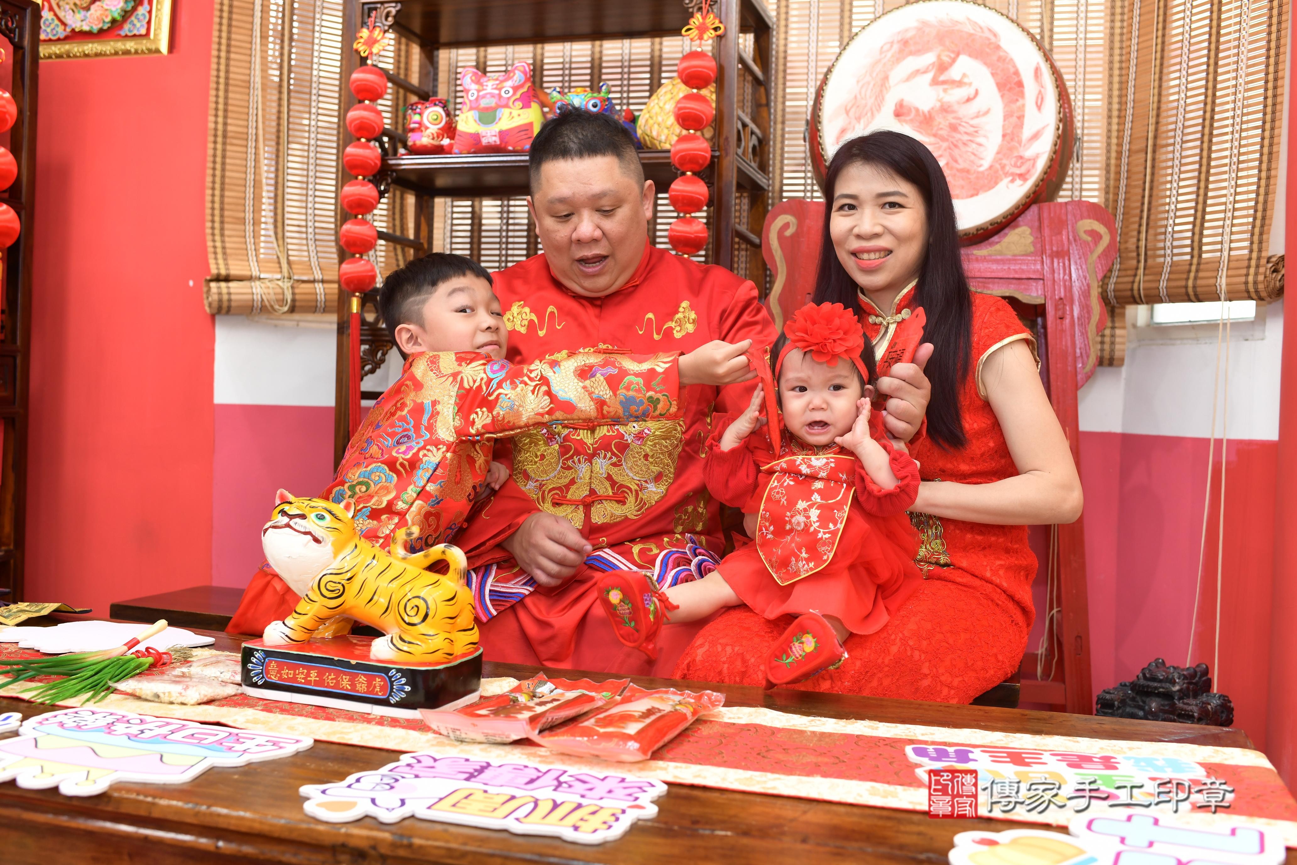 傳家手工印章高雄店、抓周、度脺、中國風會場、傳家嬰兒古禮、吉祥話、抓周道具物品24種、拍照。抓周證書。寶寶抓周、滿周歲、生日快樂、祝福