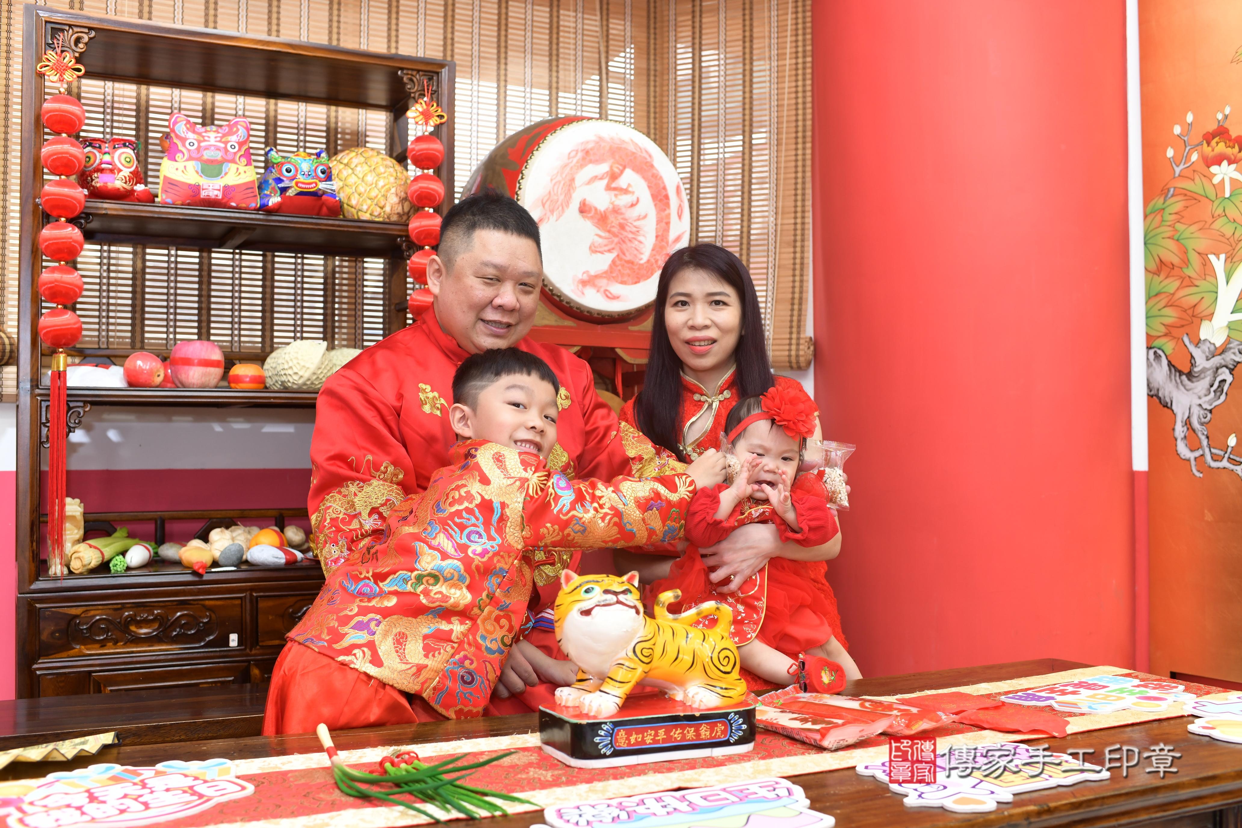傳家手工印章高雄店、抓周、度脺、中國風會場、傳家嬰兒古禮、吉祥話、抓周道具物品24種、拍照。抓周證書。寶寶抓周、滿周歲、生日快樂、祝福