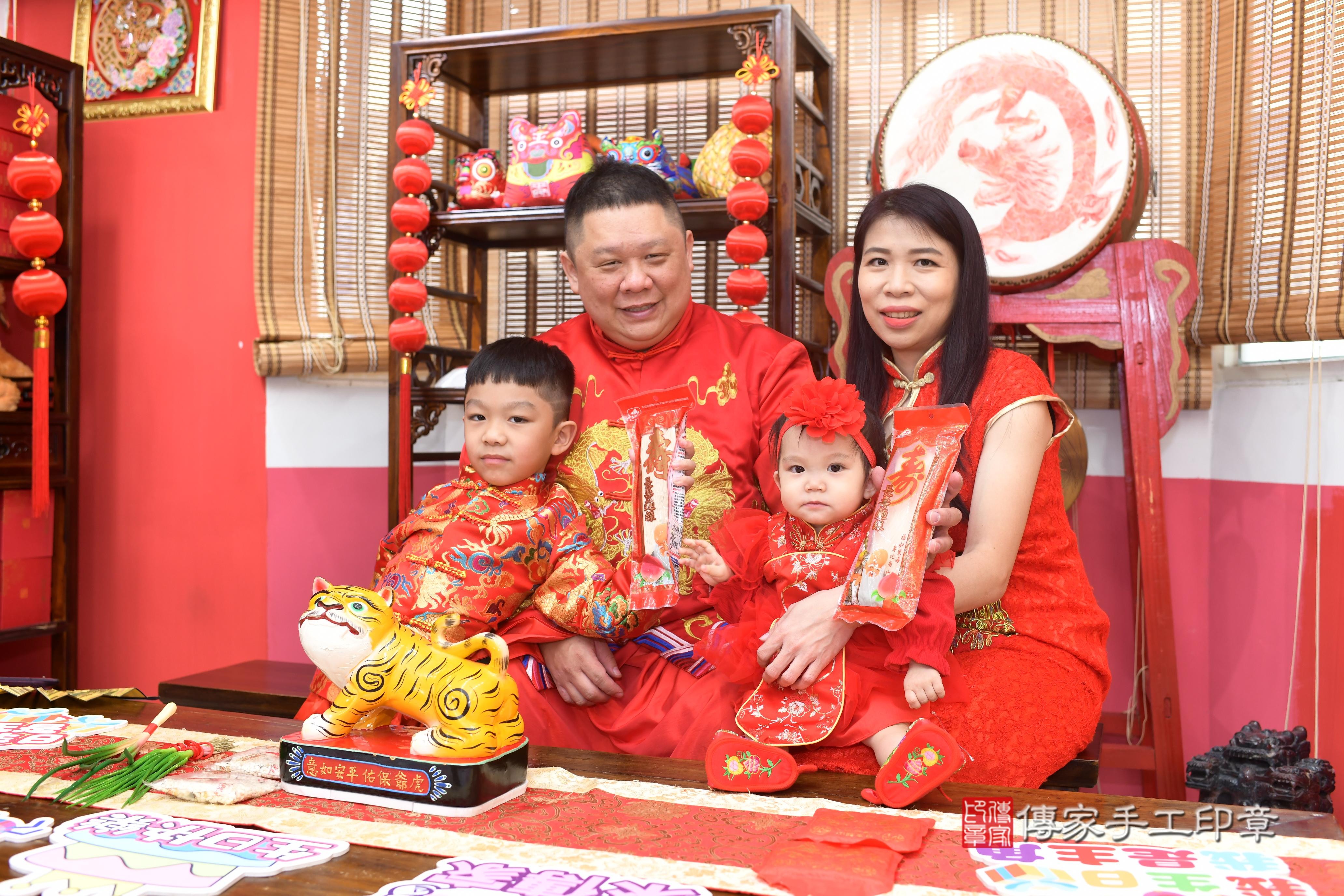 傳家手工印章高雄店、抓周、度脺、中國風會場、傳家嬰兒古禮、吉祥話、抓周道具物品24種、拍照。抓周證書。寶寶抓周、滿周歲、生日快樂、祝福