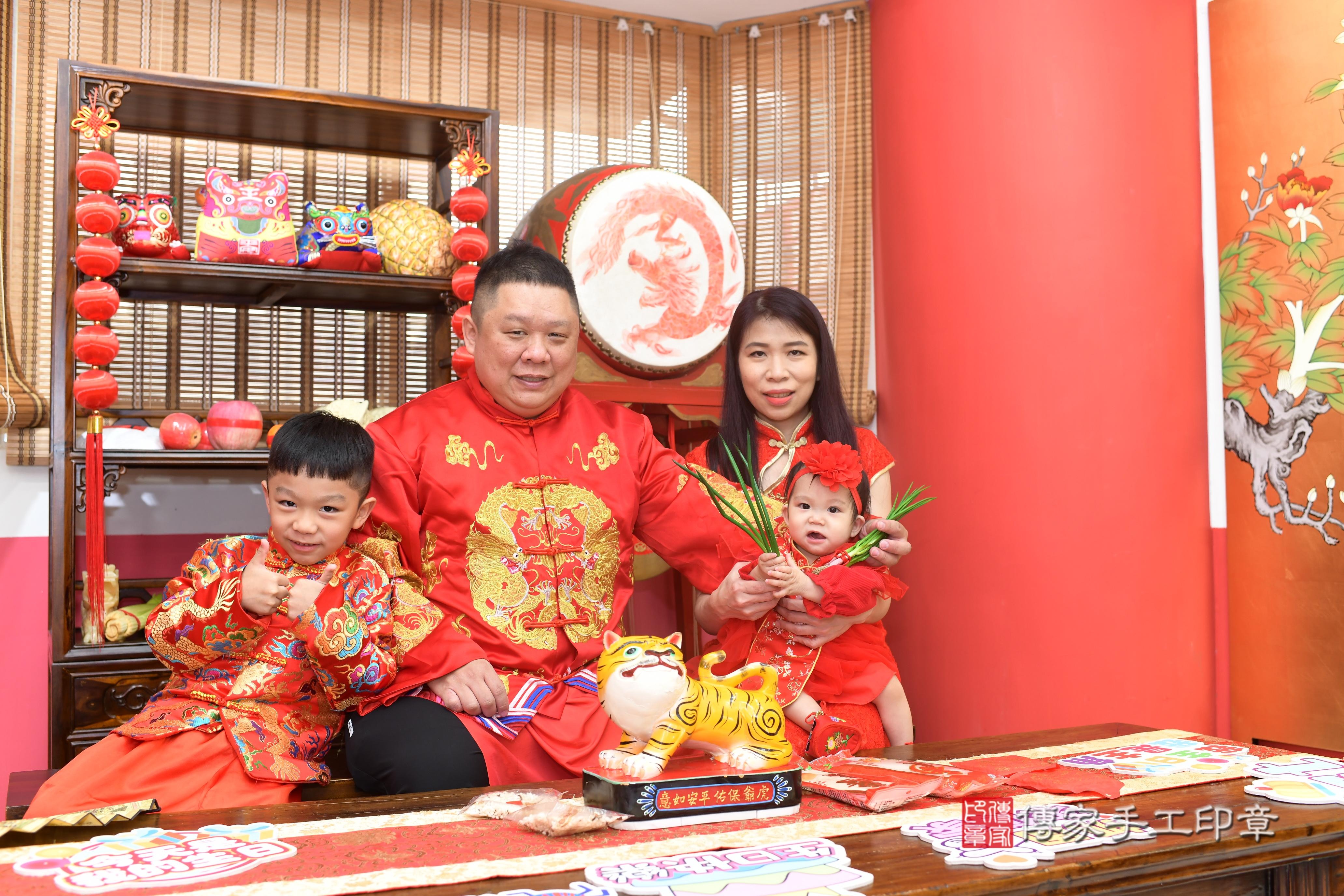 傳家手工印章高雄店、抓周、度脺、中國風會場、傳家嬰兒古禮、吉祥話、抓周道具物品24種、拍照。抓周證書。寶寶抓周、滿周歲、生日快樂、祝福