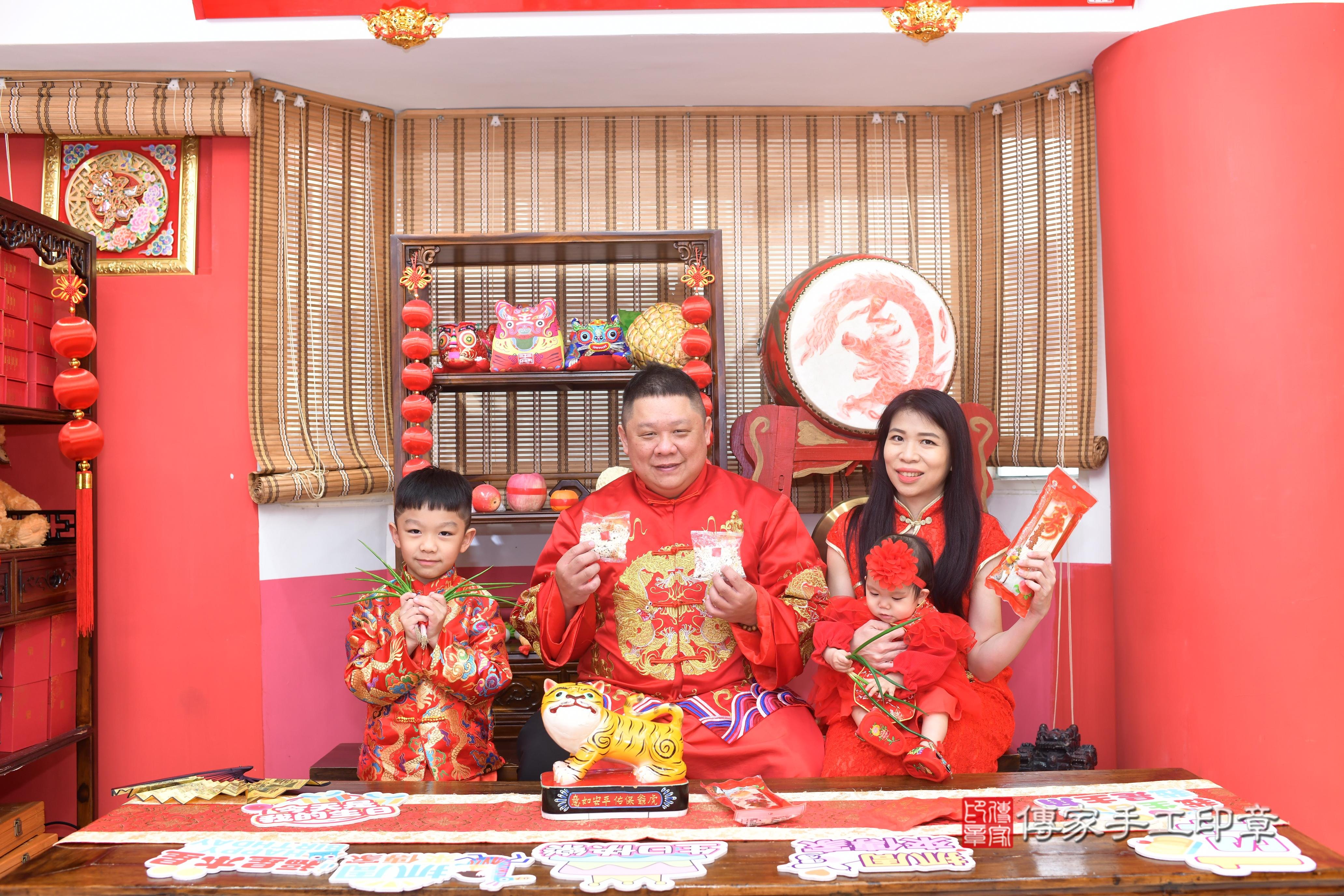 傳家手工印章高雄店、抓周、度脺、中國風會場、傳家嬰兒古禮、吉祥話、抓周道具物品24種、拍照。抓周證書。寶寶抓周、滿周歲、生日快樂、祝福