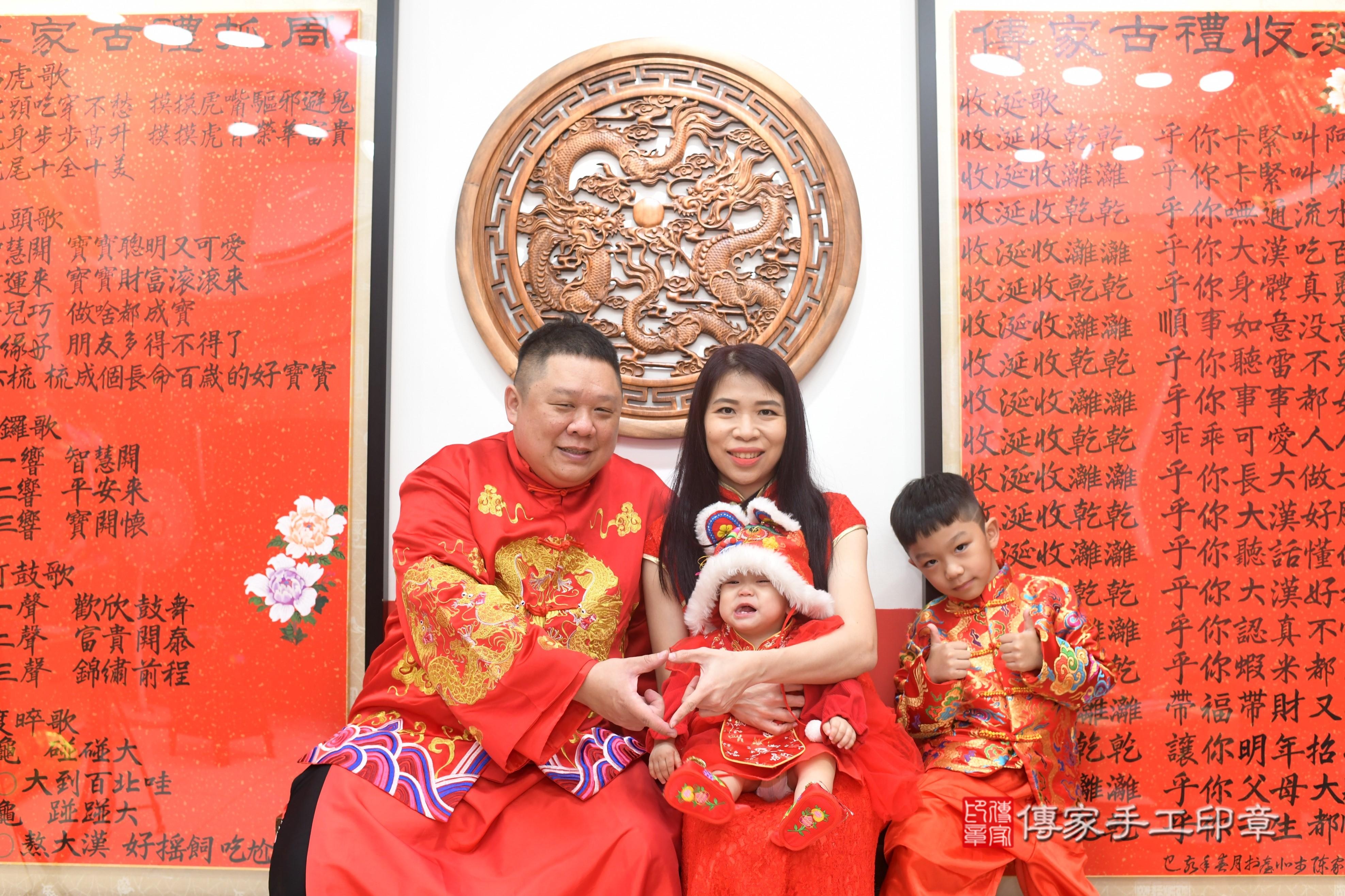 傳家手工印章高雄店、抓周、度脺、中國風會場、傳家嬰兒古禮、吉祥話、抓周道具物品24種、拍照。抓周證書。寶寶抓周、滿周歲、生日快樂、祝福
