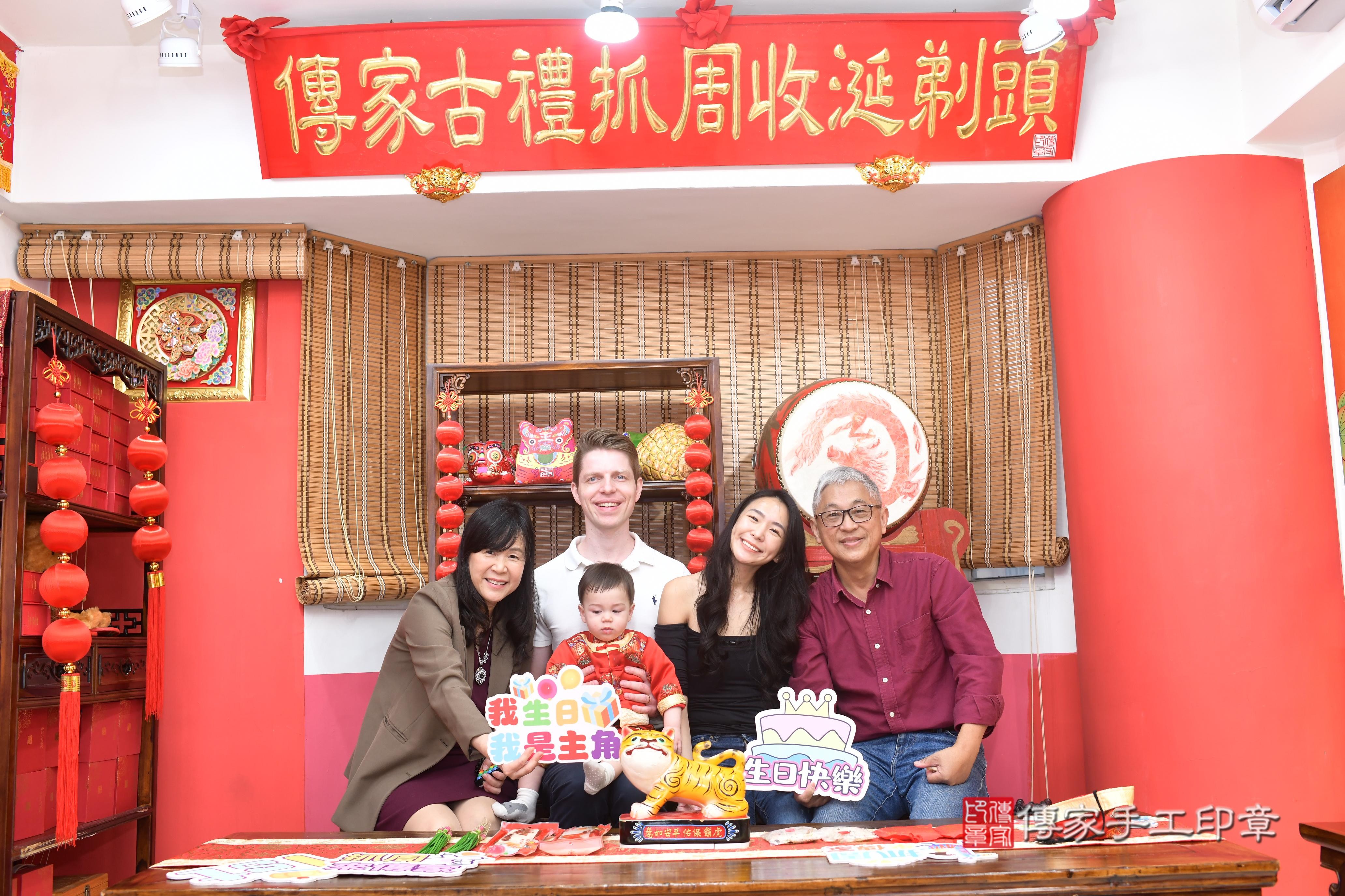 傳家手工印章高雄店、抓周、度脺、中國風會場、傳家嬰兒古禮、吉祥話、抓周道具物品24種、拍照。抓周證書。寶寶抓周、滿周歲、生日快樂、祝福
