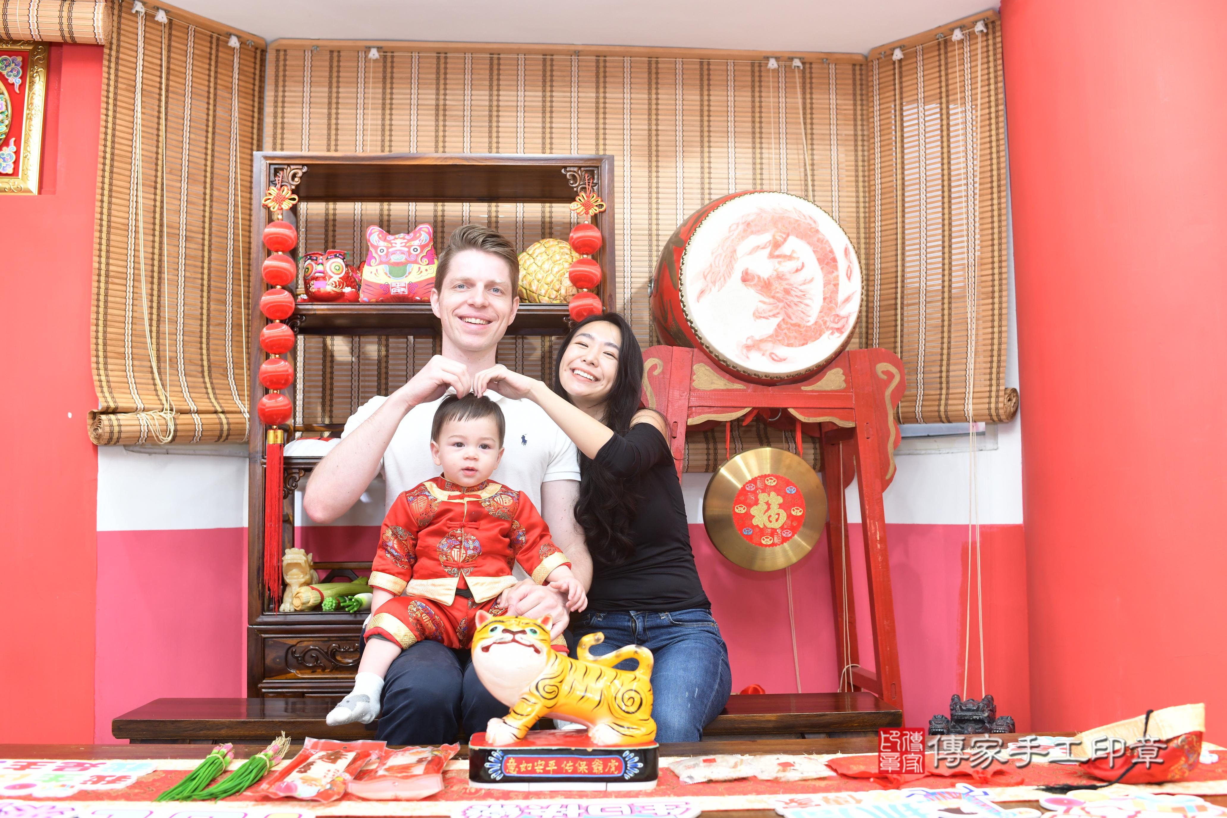 傳家手工印章高雄店、抓周、度脺、中國風會場、傳家嬰兒古禮、吉祥話、抓周道具物品24種、拍照。抓周證書。寶寶抓周、滿周歲、生日快樂、祝福