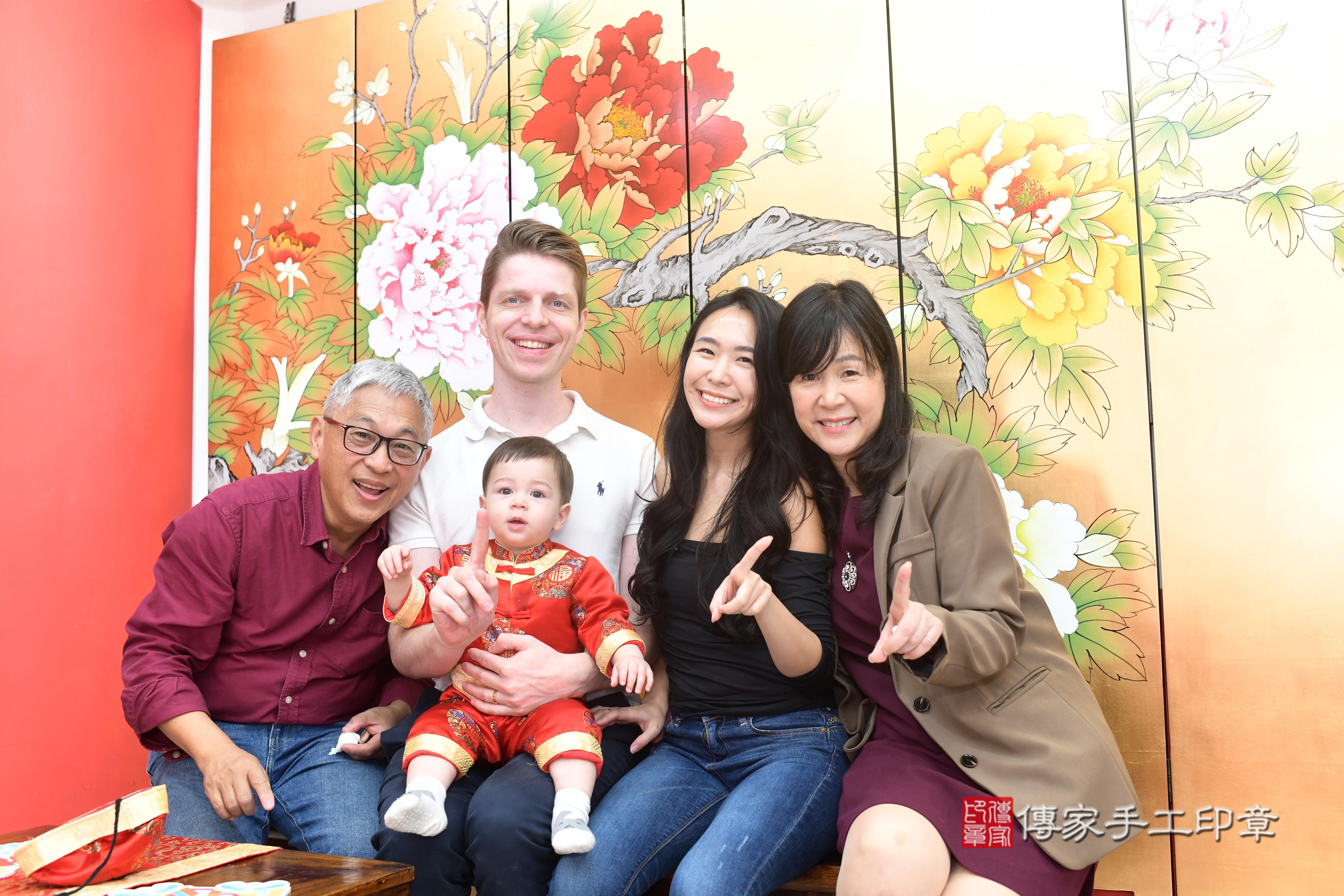 傳家手工印章高雄店、抓周、度脺、中國風會場、傳家嬰兒古禮、吉祥話、抓周道具物品24種、拍照。抓周證書。寶寶抓周、滿周歲、生日快樂、祝福