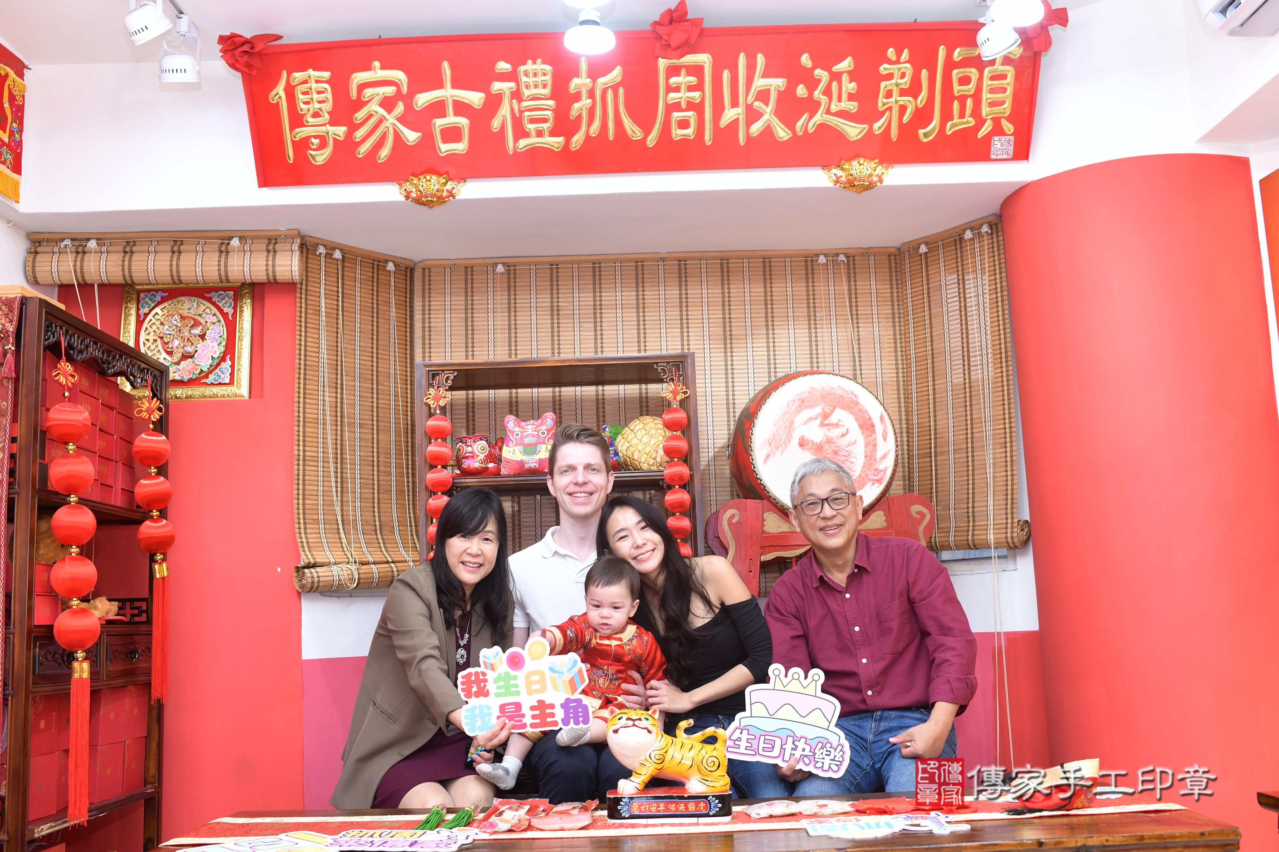 傳家手工印章高雄店、抓周、度脺、中國風會場、傳家嬰兒古禮、吉祥話、抓周道具物品24種、拍照。抓周證書。寶寶抓周、滿周歲、生日快樂、祝福