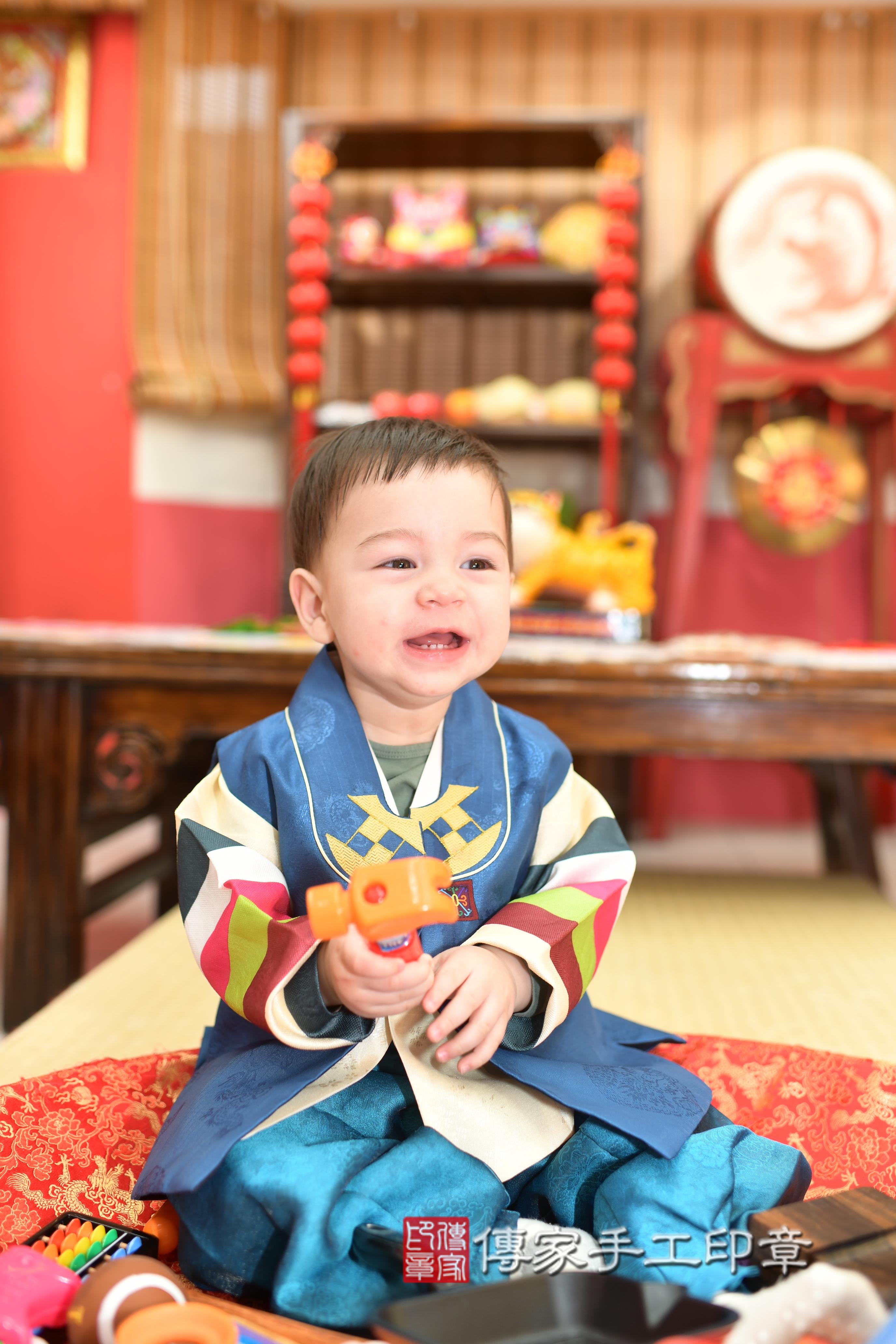 傳家手工印章高雄店、抓周、度脺、中國風會場、傳家嬰兒古禮、吉祥話、抓周道具物品24種、拍照。抓周證書。寶寶抓周、滿周歲、生日快樂、祝福