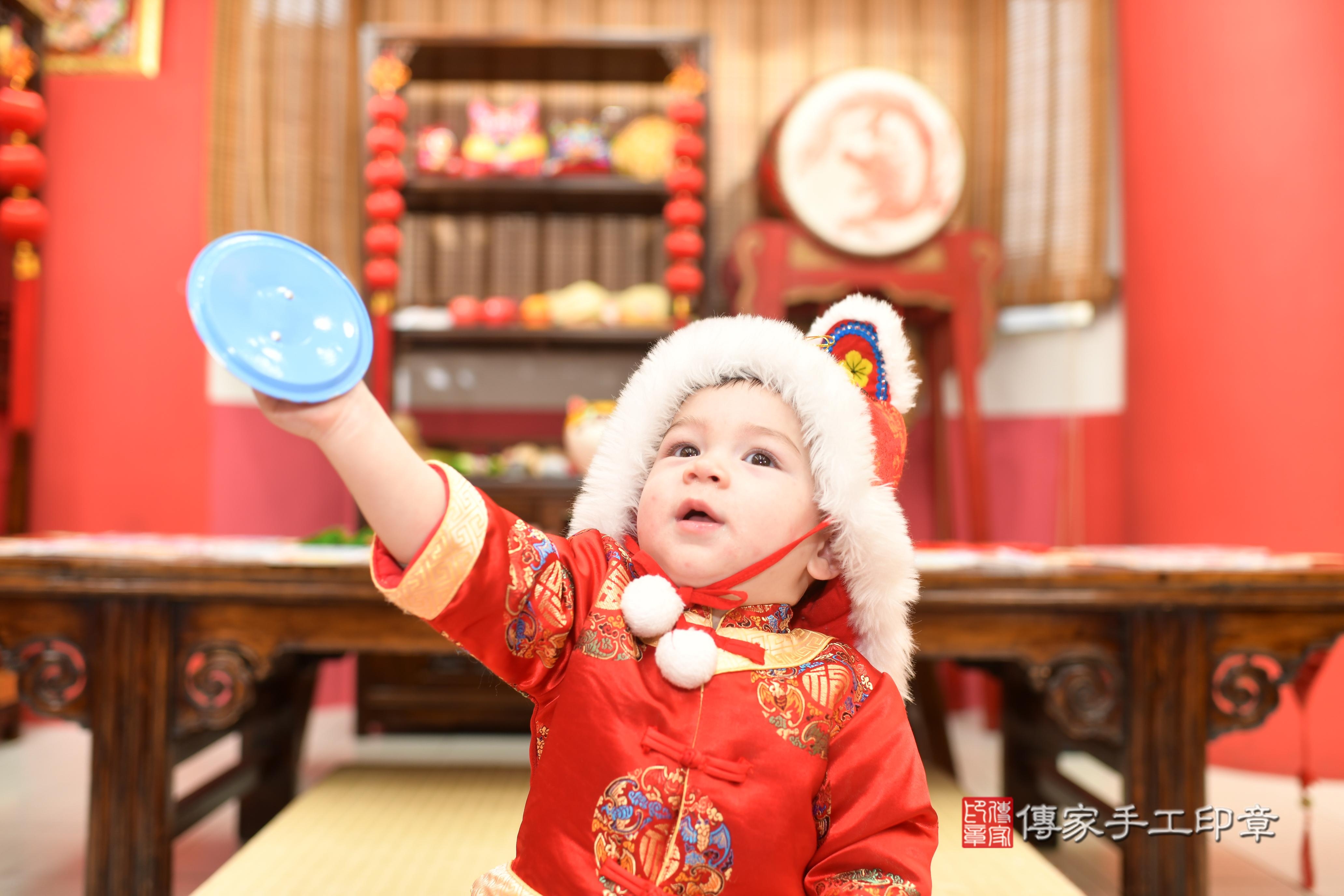 傳家手工印章高雄店、抓周、度脺、中國風會場、傳家嬰兒古禮、吉祥話、抓周道具物品24種、拍照。抓周證書。寶寶抓周、滿周歲、生日快樂、祝福