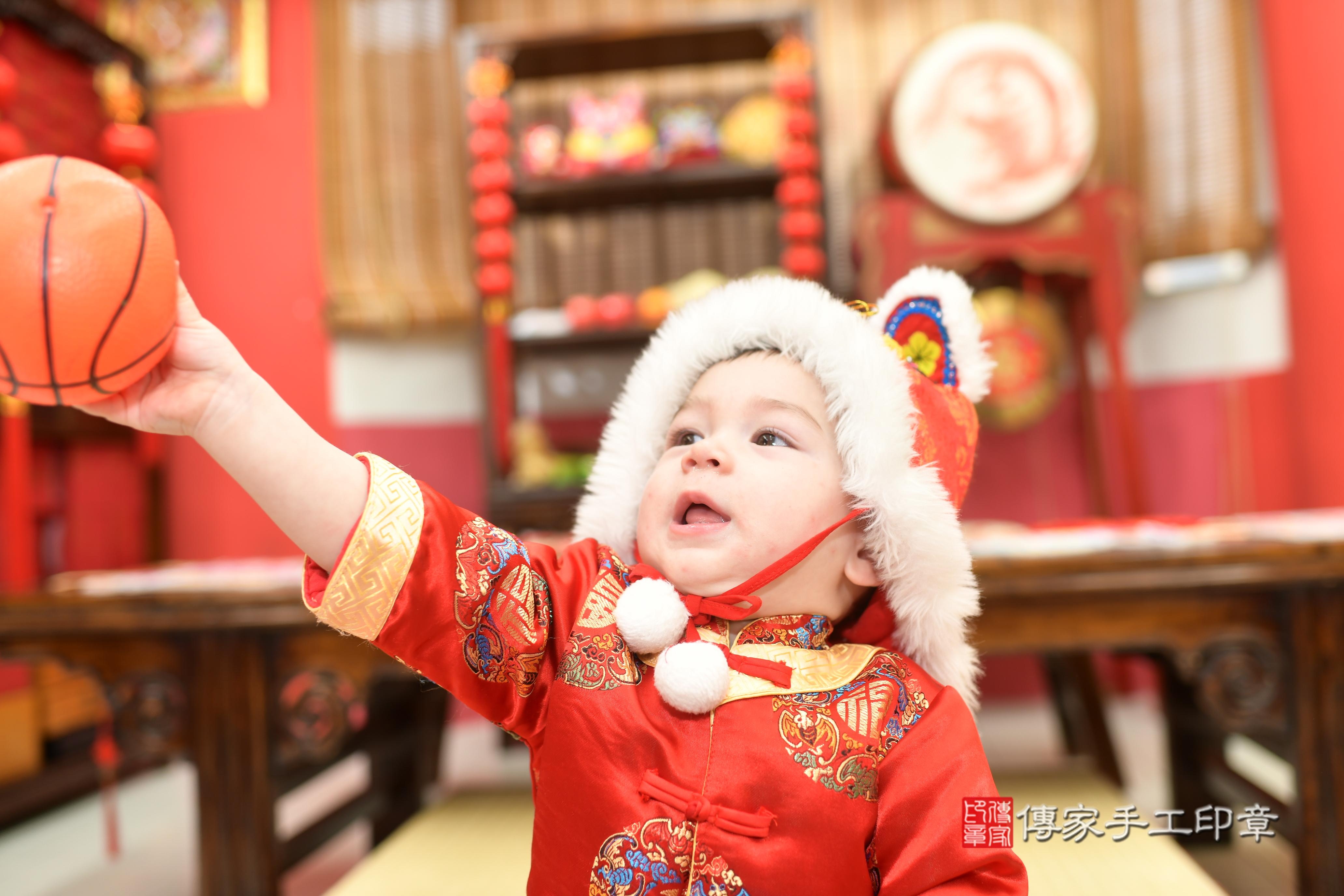傳家手工印章高雄店、抓周、度脺、中國風會場、傳家嬰兒古禮、吉祥話、抓周道具物品24種、拍照。抓周證書。寶寶抓周、滿周歲、生日快樂、祝福