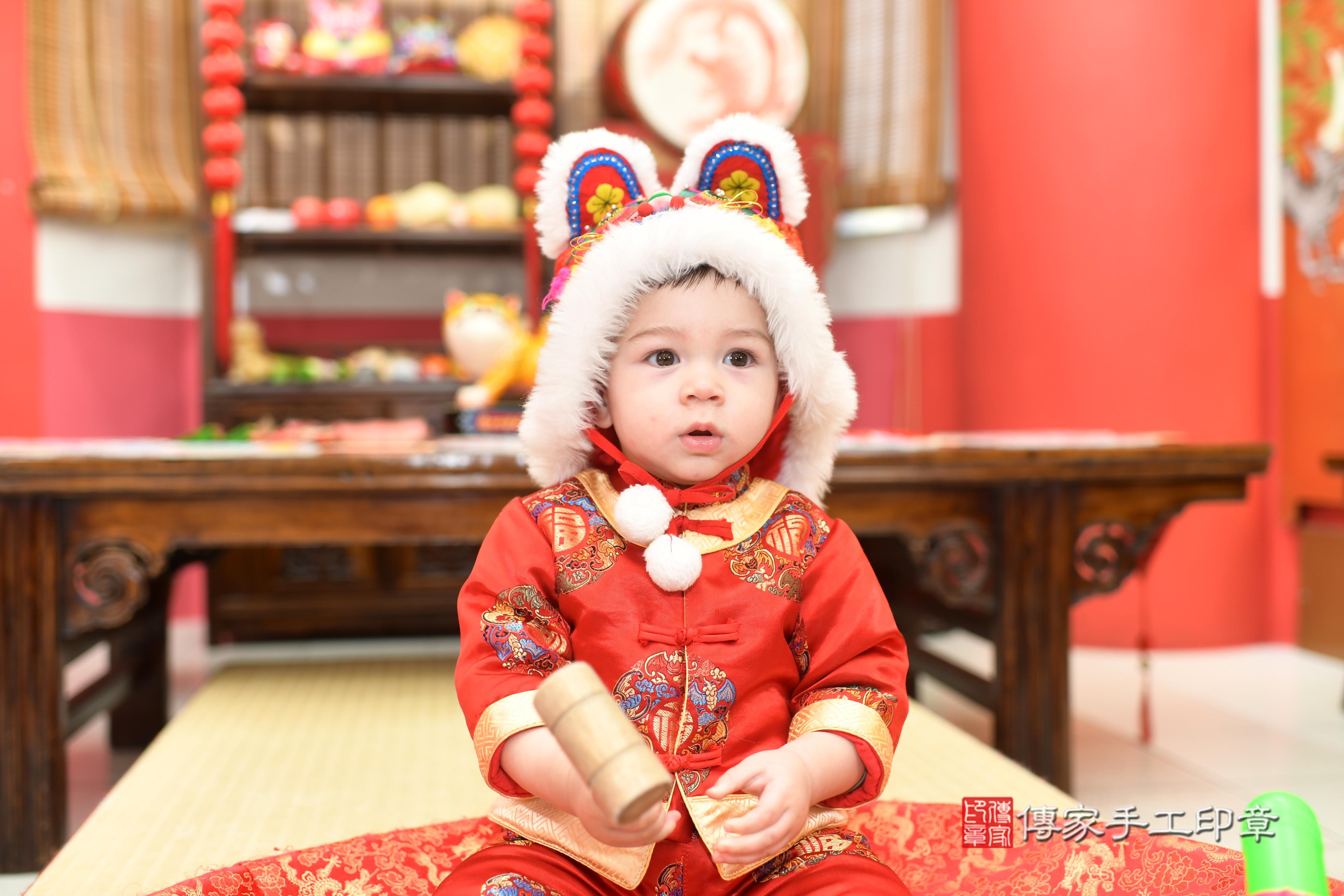 傳家手工印章高雄店、抓周、度脺、中國風會場、傳家嬰兒古禮、吉祥話、抓周道具物品24種、拍照。抓周證書。寶寶抓周、滿周歲、生日快樂、祝福
