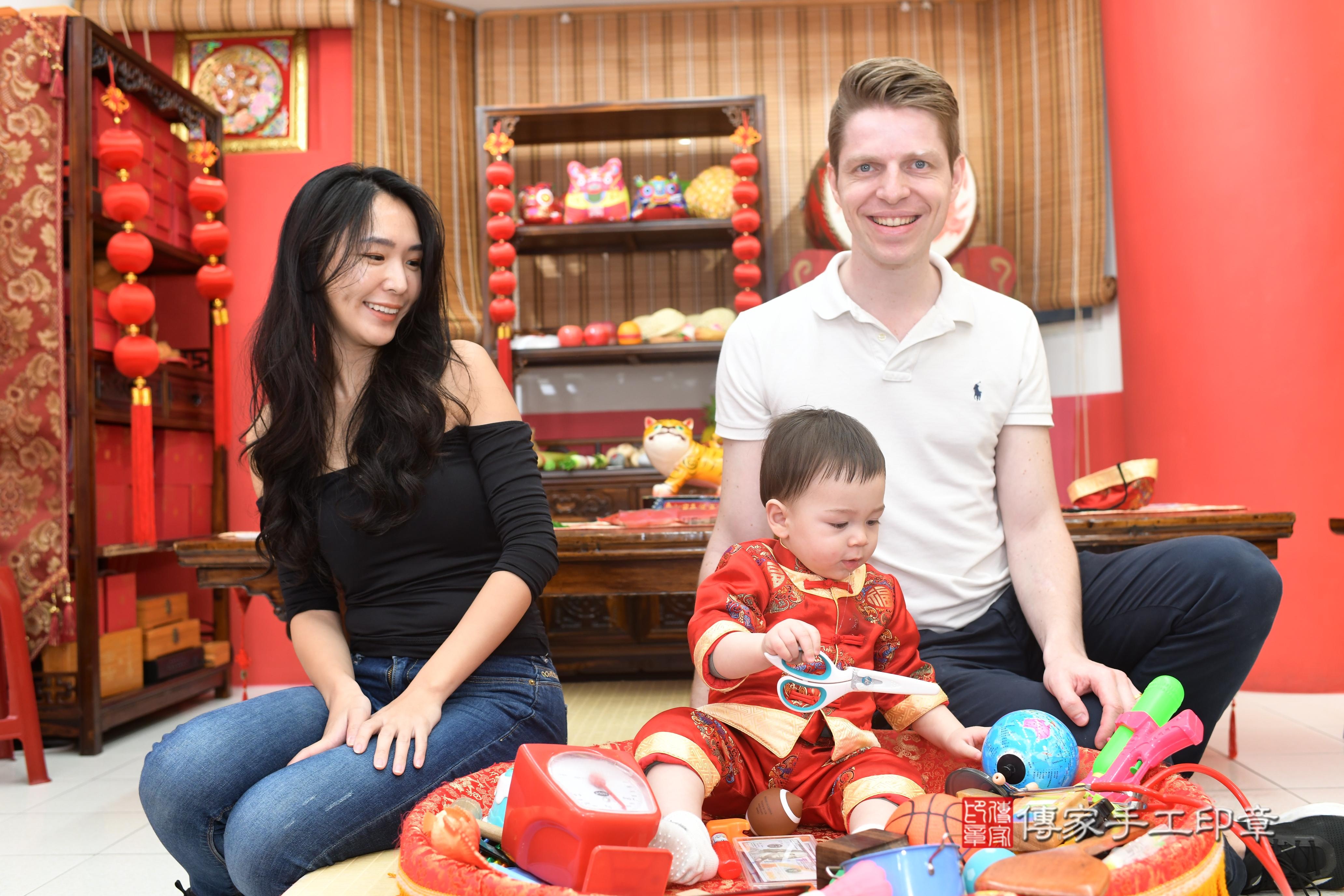 傳家手工印章高雄店、抓周、度脺、中國風會場、傳家嬰兒古禮、吉祥話、抓周道具物品24種、拍照。抓周證書。寶寶抓周、滿周歲、生日快樂、祝福