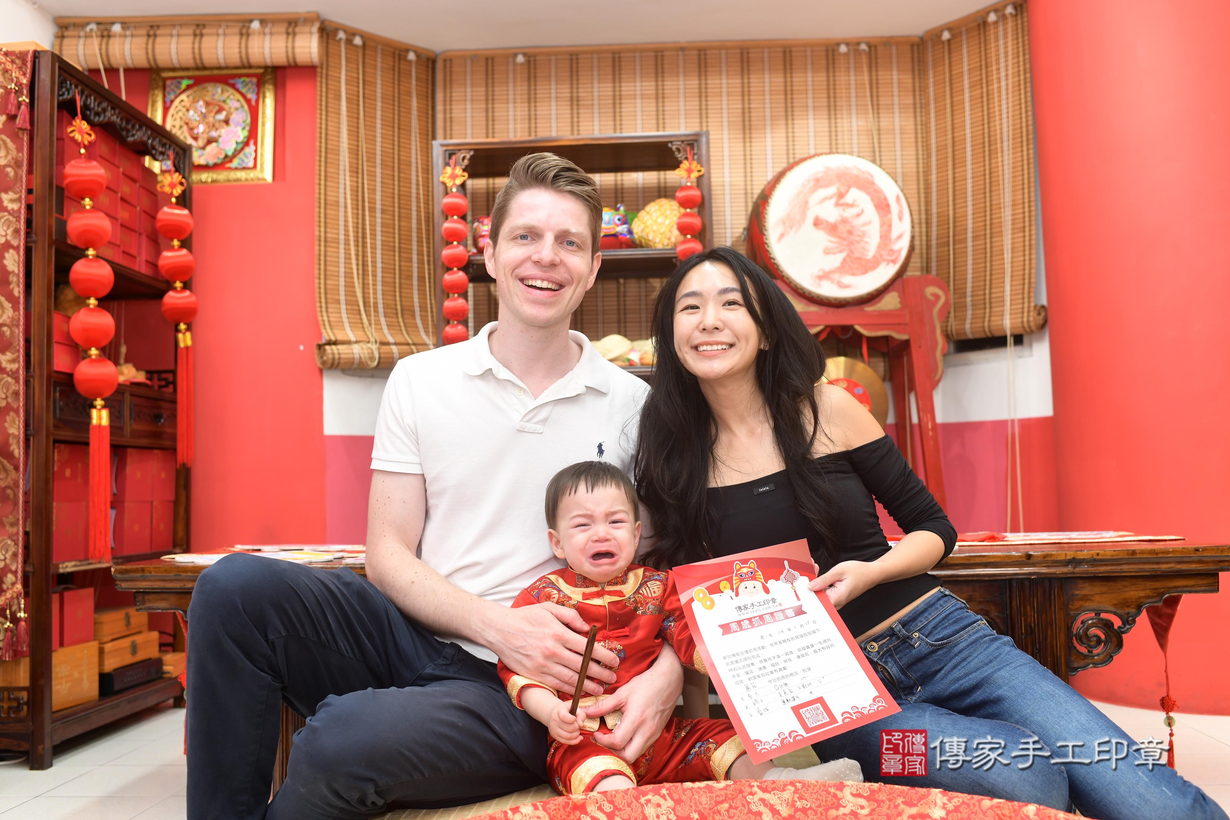 傳家手工印章高雄店、抓周、度脺、中國風會場、傳家嬰兒古禮、吉祥話、抓周道具物品24種、拍照。抓周證書。寶寶抓周、滿周歲、生日快樂、祝福