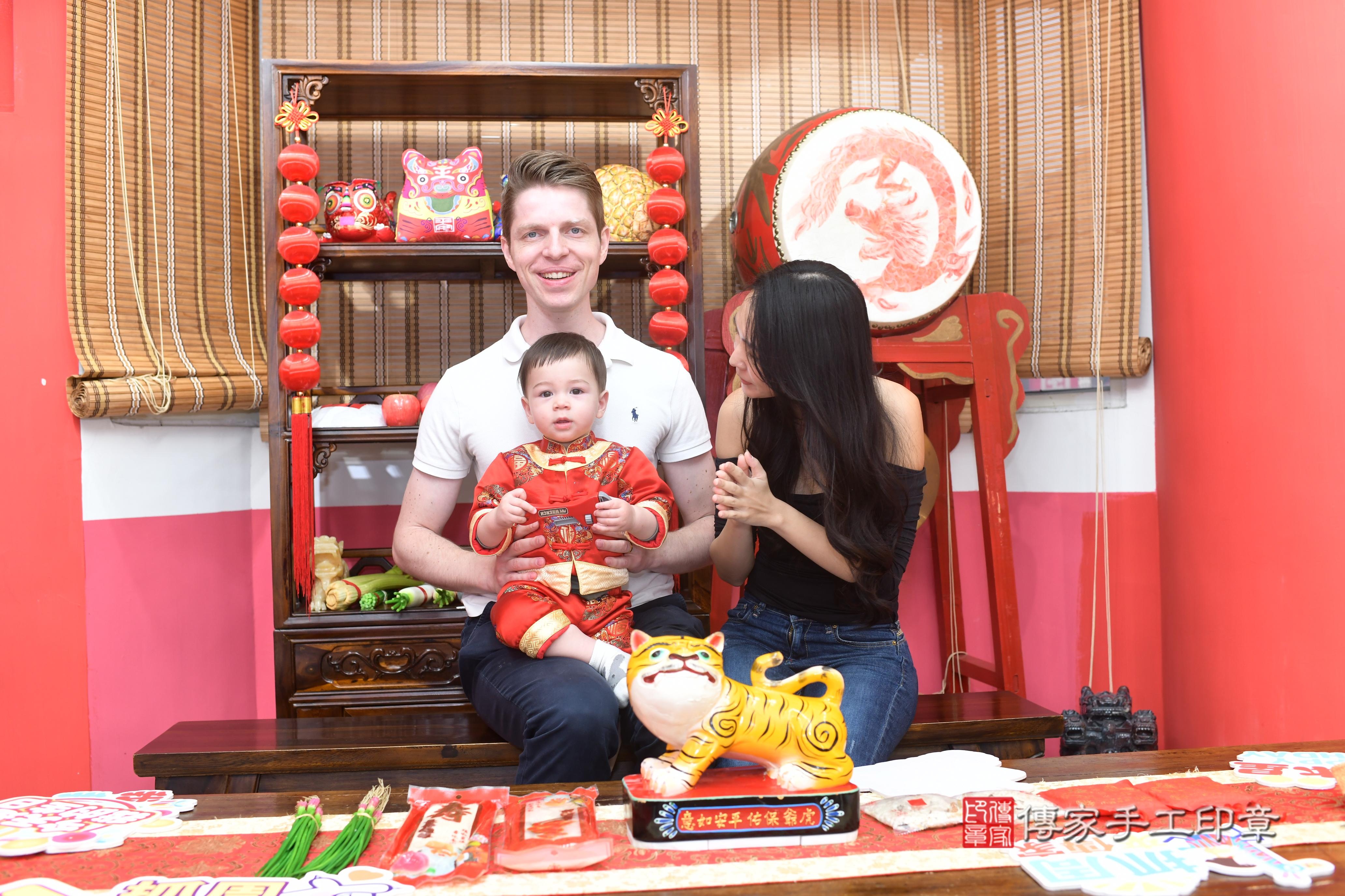 傳家手工印章高雄店、抓周、度脺、中國風會場、傳家嬰兒古禮、吉祥話、抓周道具物品24種、拍照。抓周證書。寶寶抓周、滿周歲、生日快樂、祝福