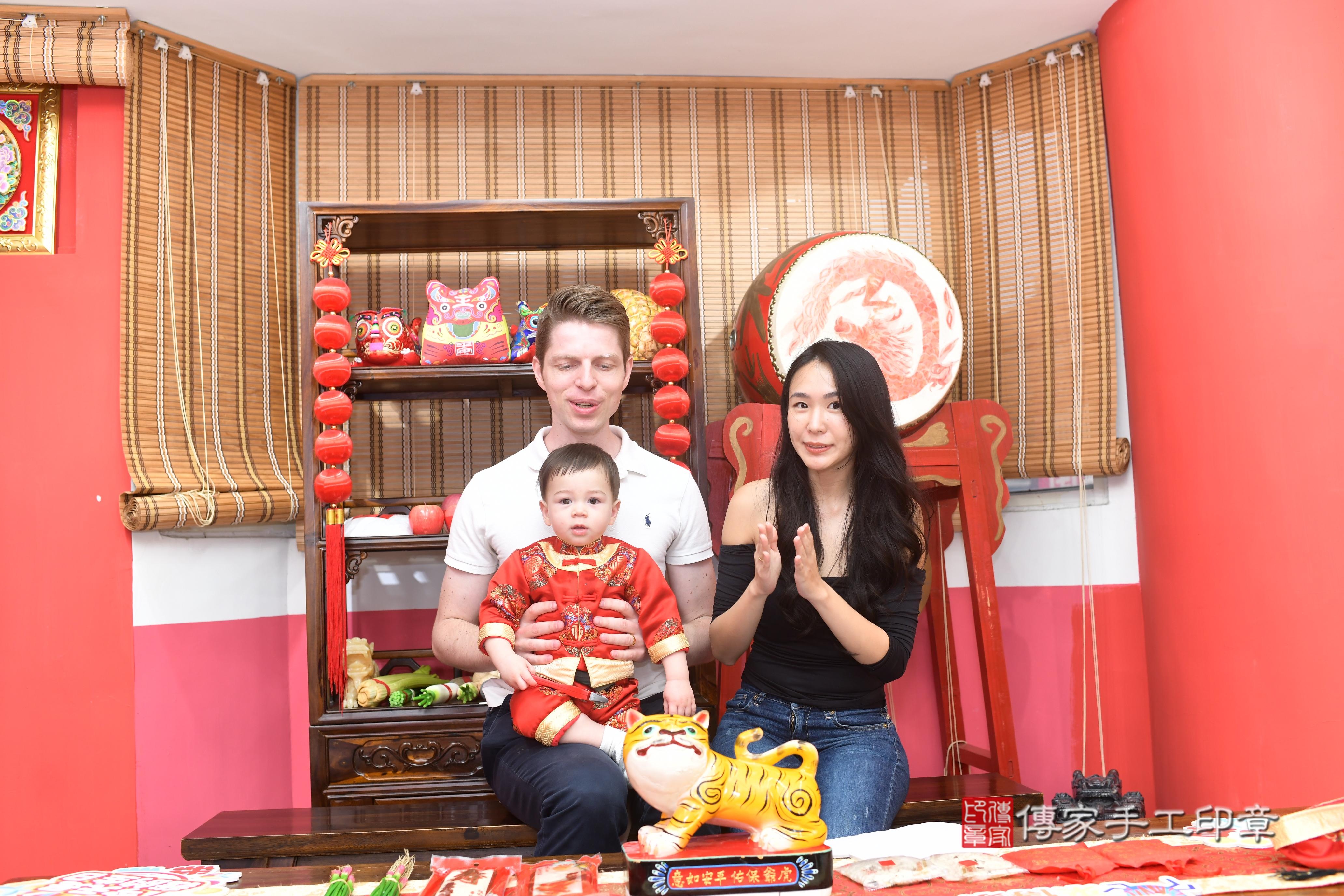 傳家手工印章高雄店、抓周、度脺、中國風會場、傳家嬰兒古禮、吉祥話、抓周道具物品24種、拍照。抓周證書。寶寶抓周、滿周歲、生日快樂、祝福
