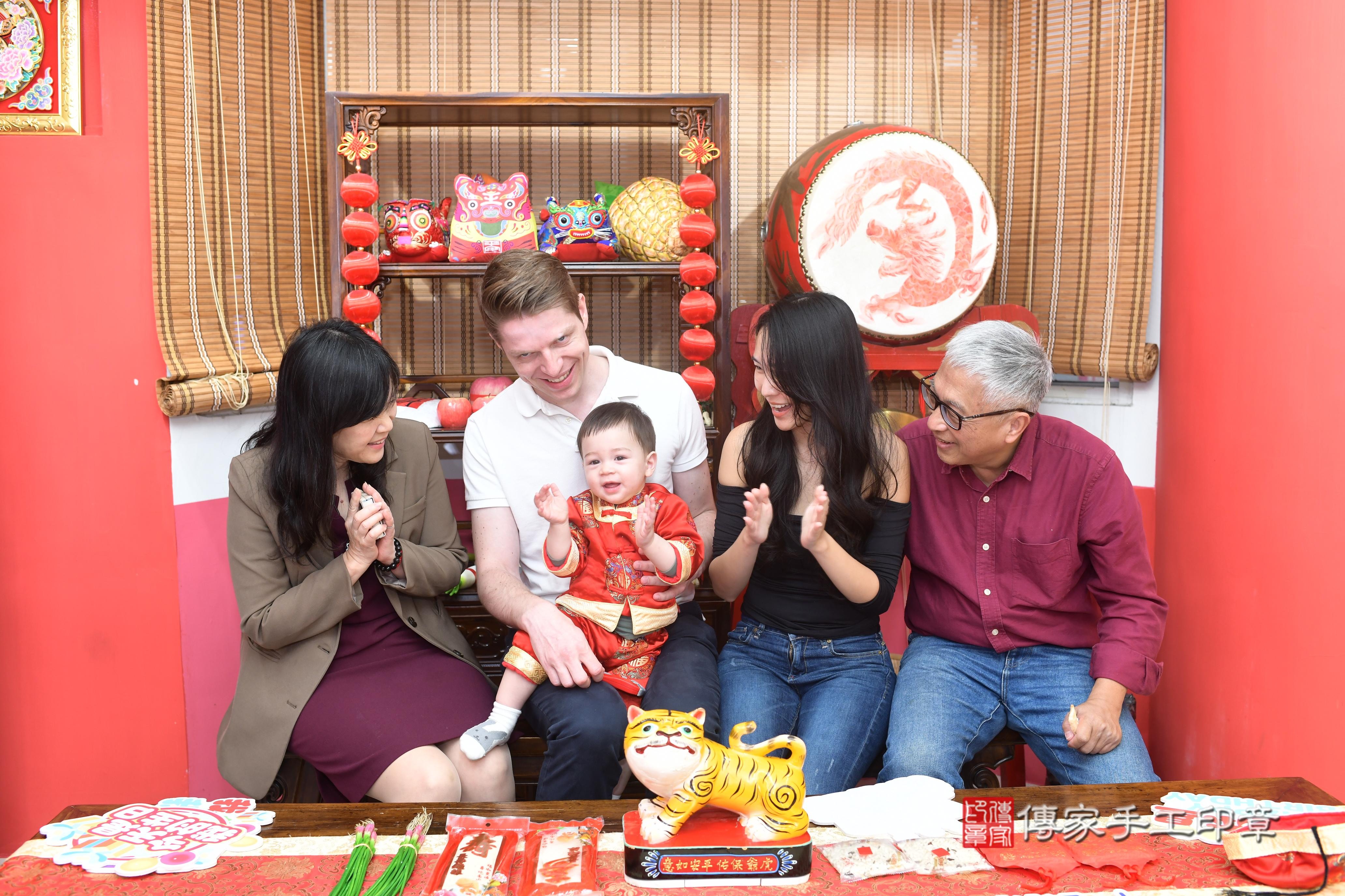傳家手工印章高雄店、抓周、度脺、中國風會場、傳家嬰兒古禮、吉祥話、抓周道具物品24種、拍照。抓周證書。寶寶抓周、滿周歲、生日快樂、祝福