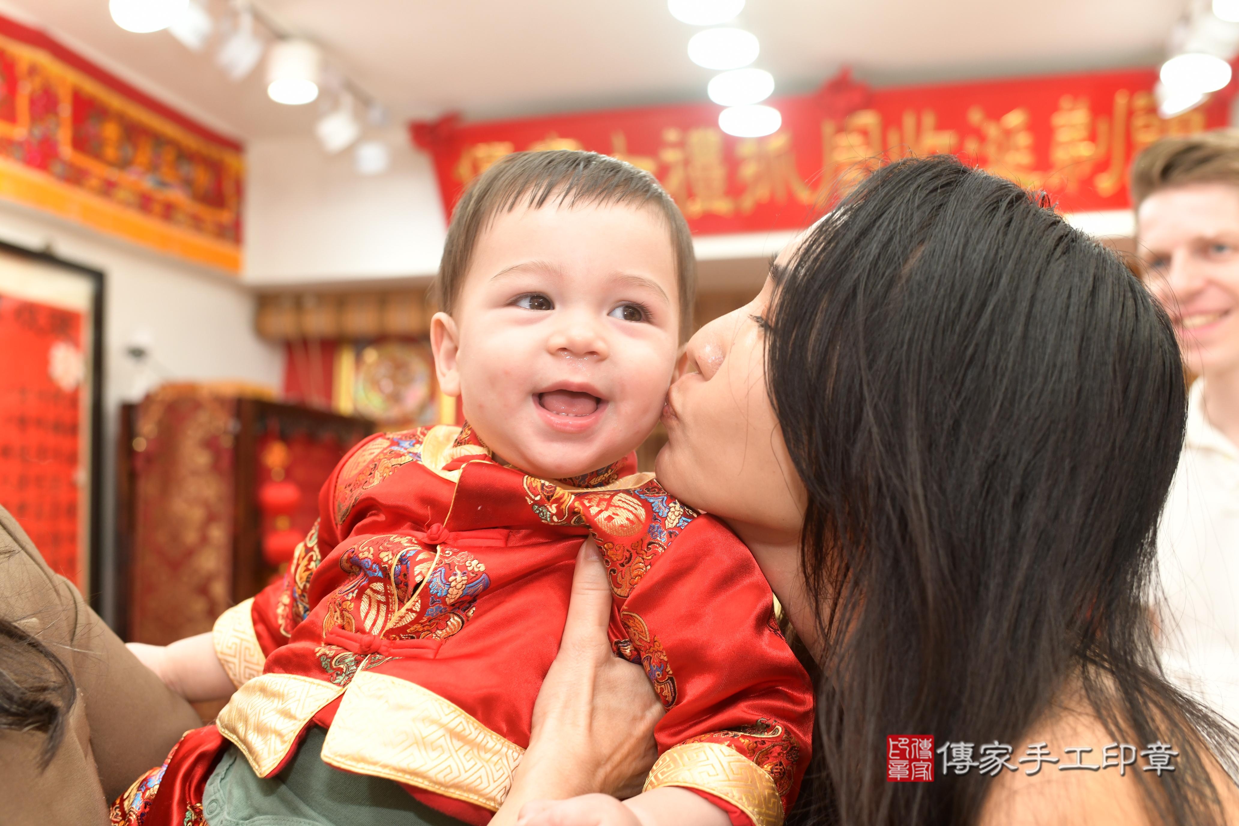 傳家手工印章高雄店、抓周、度脺、中國風會場、傳家嬰兒古禮、吉祥話、抓周道具物品24種、拍照。抓周證書。寶寶抓周、滿周歲、生日快樂、祝福