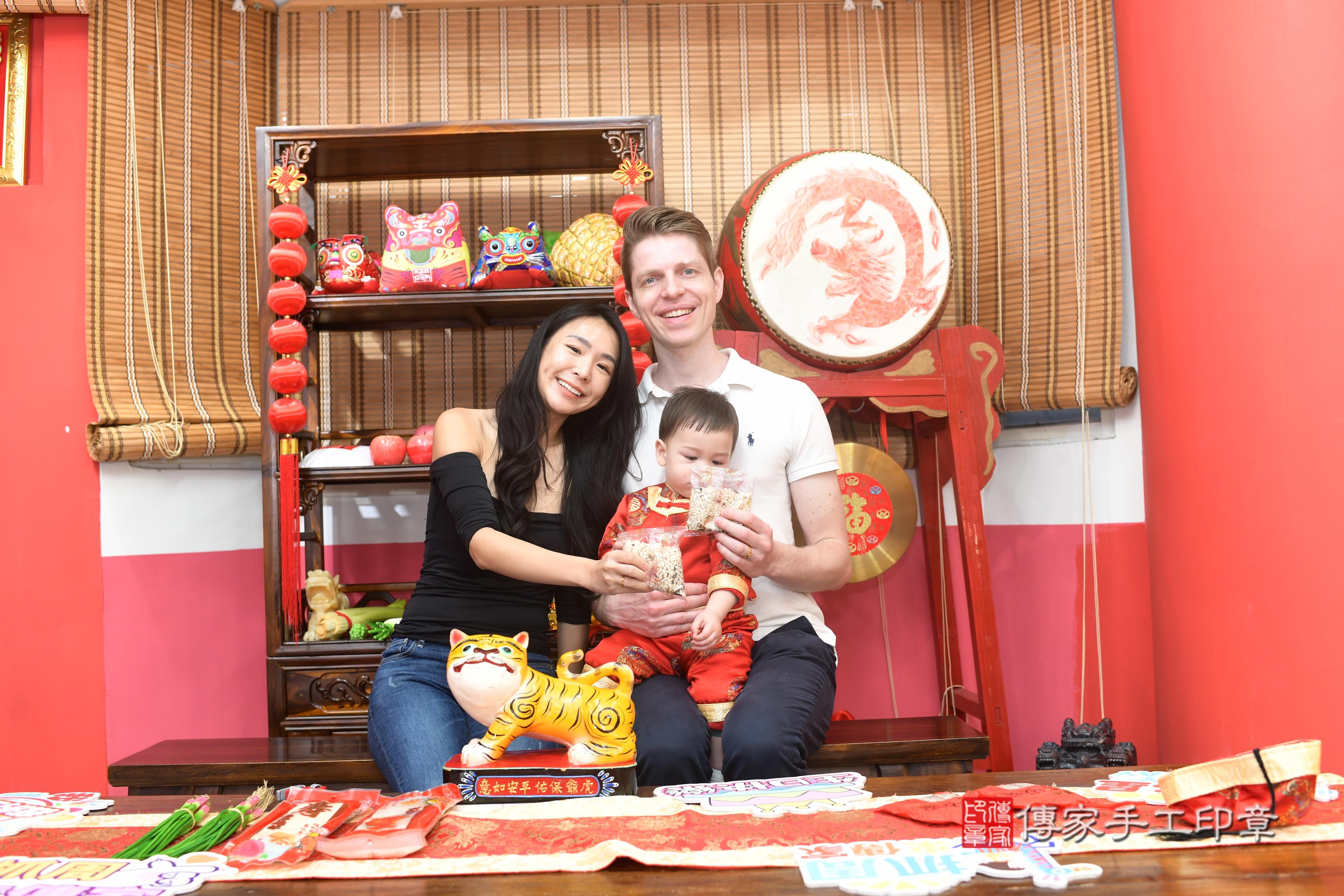 傳家手工印章高雄店、抓周、度脺、中國風會場、傳家嬰兒古禮、吉祥話、抓周道具物品24種、拍照。抓周證書。寶寶抓周、滿周歲、生日快樂、祝福