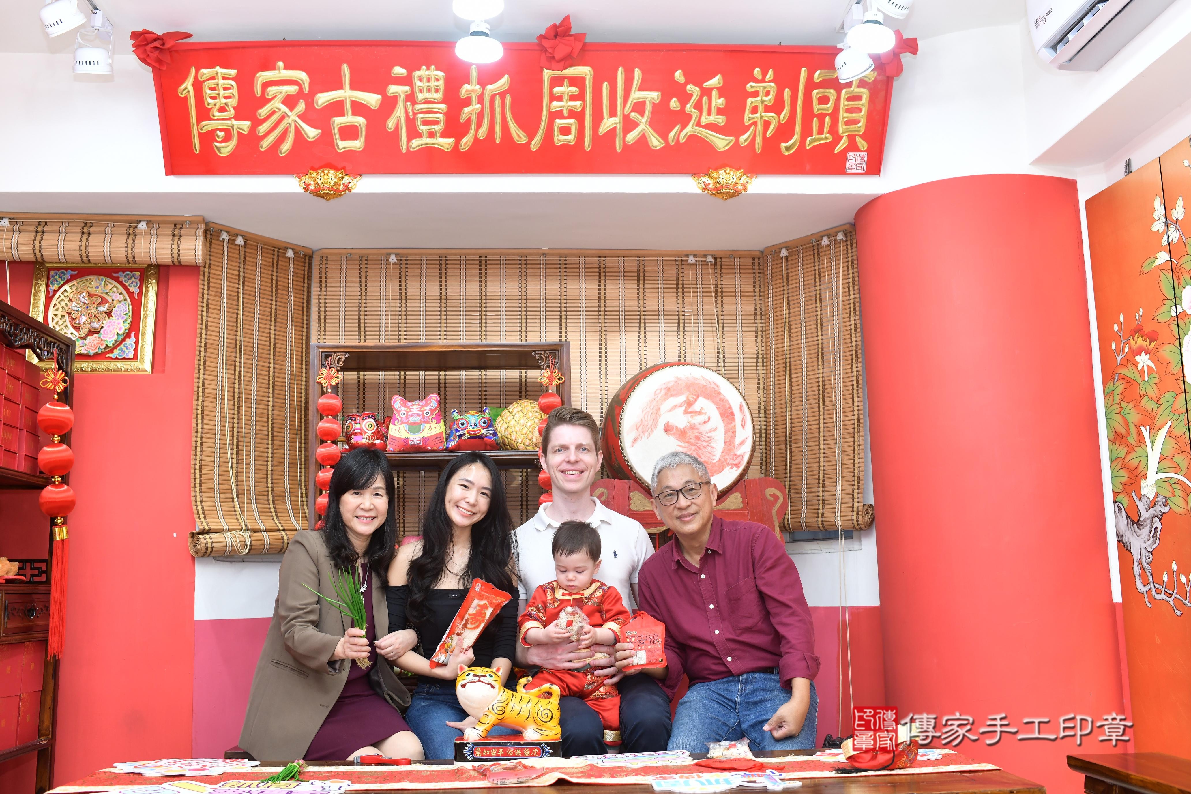 傳家手工印章高雄店、抓周、度脺、中國風會場、傳家嬰兒古禮、吉祥話、抓周道具物品24種、拍照。抓周證書。寶寶抓周、滿周歲、生日快樂、祝福