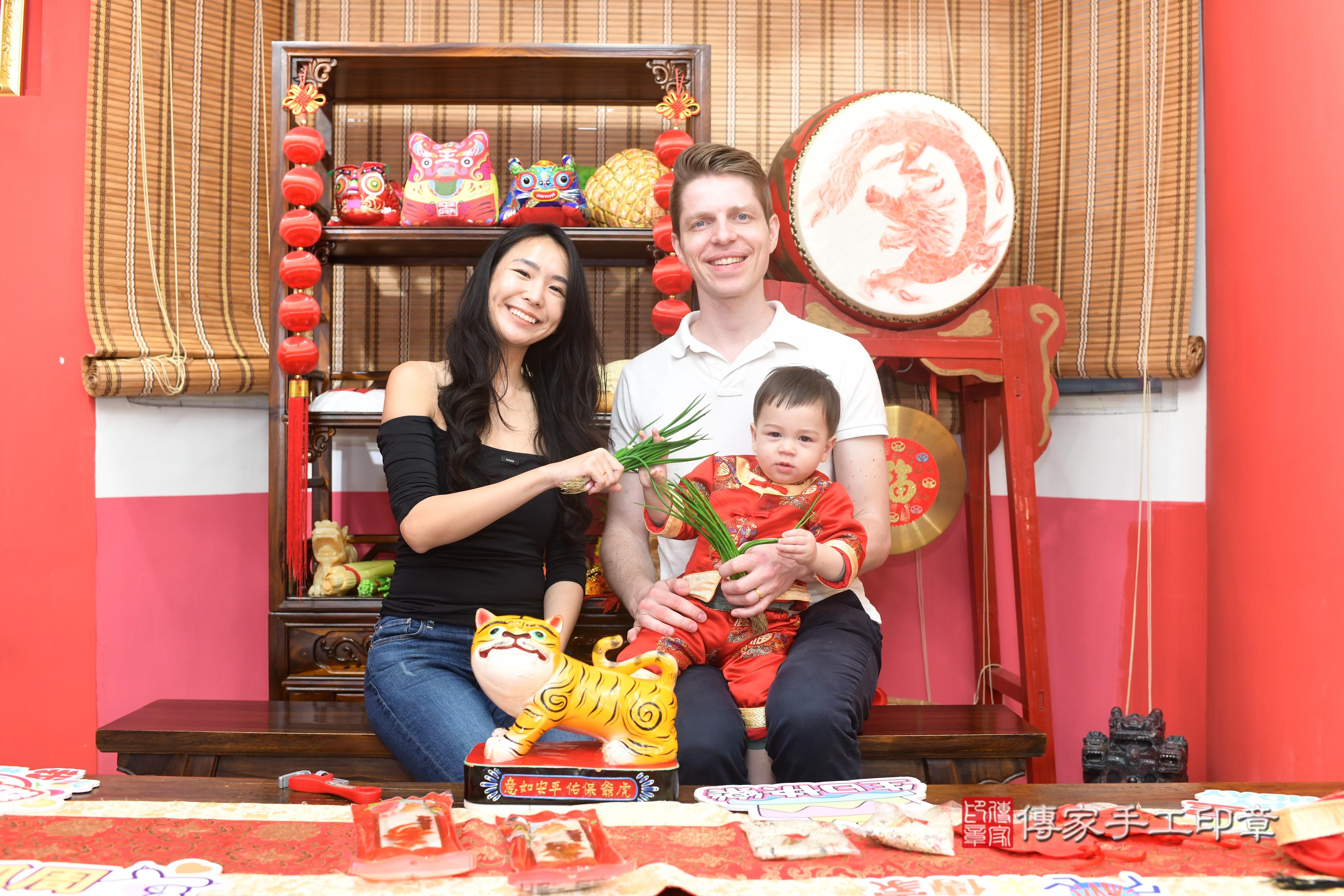 傳家手工印章高雄店、抓周、度脺、中國風會場、傳家嬰兒古禮、吉祥話、抓周道具物品24種、拍照。抓周證書。寶寶抓周、滿周歲、生日快樂、祝福