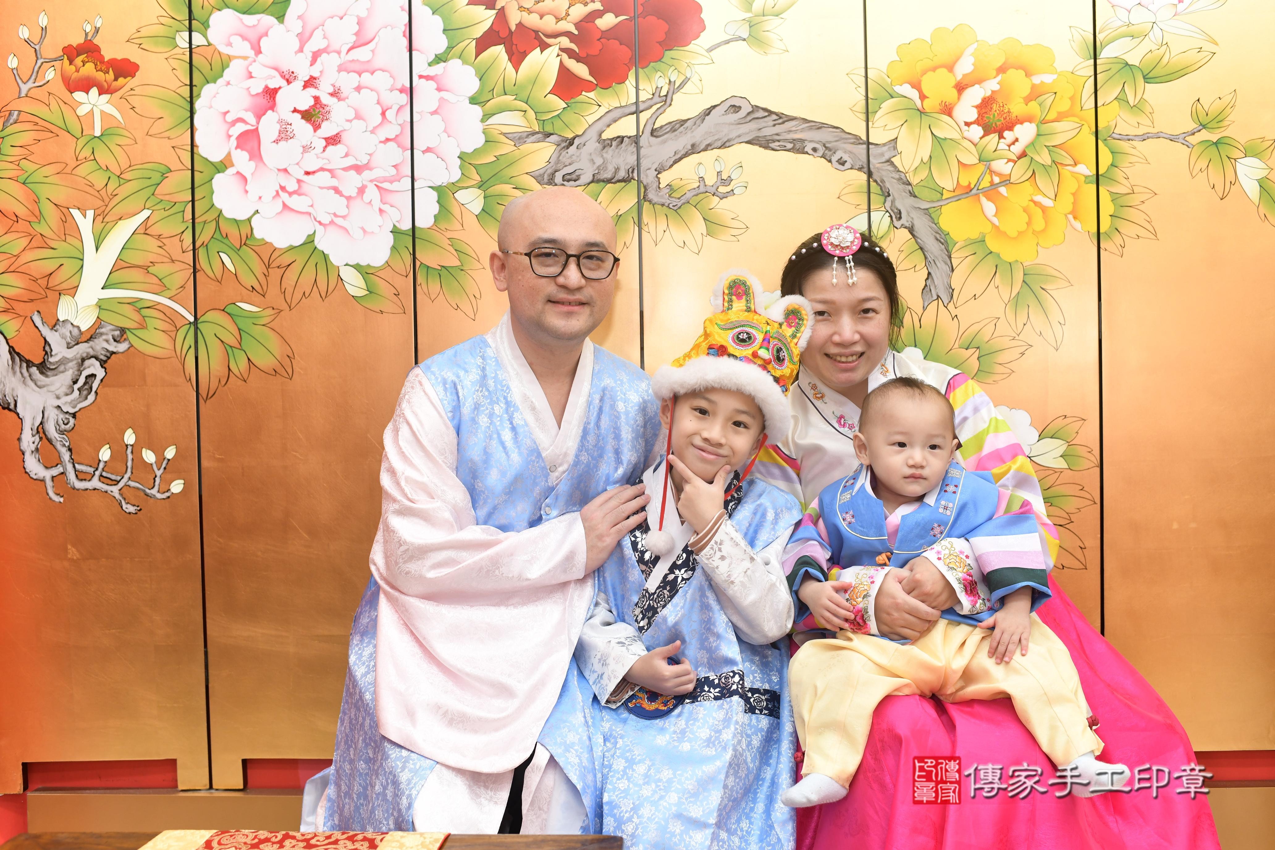 傳家手工印章高雄店、抓周、度脺、中國風會場、傳家嬰兒古禮、吉祥話、抓周道具物品24種、拍照。抓周證書。寶寶抓周、滿周歲、生日快樂、祝福