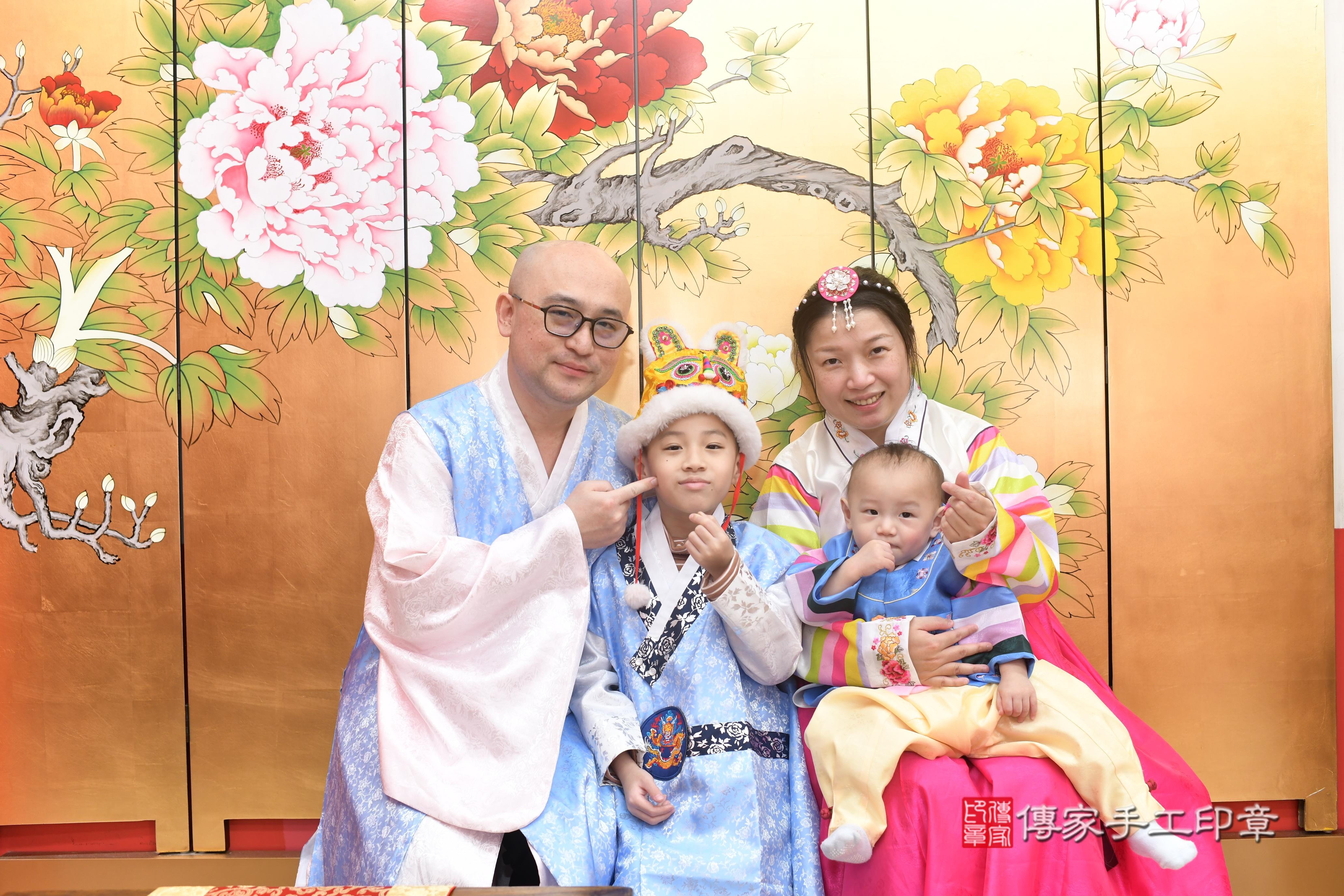 傳家手工印章高雄店、抓周、度脺、中國風會場、傳家嬰兒古禮、吉祥話、抓周道具物品24種、拍照。抓周證書。寶寶抓周、滿周歲、生日快樂、祝福