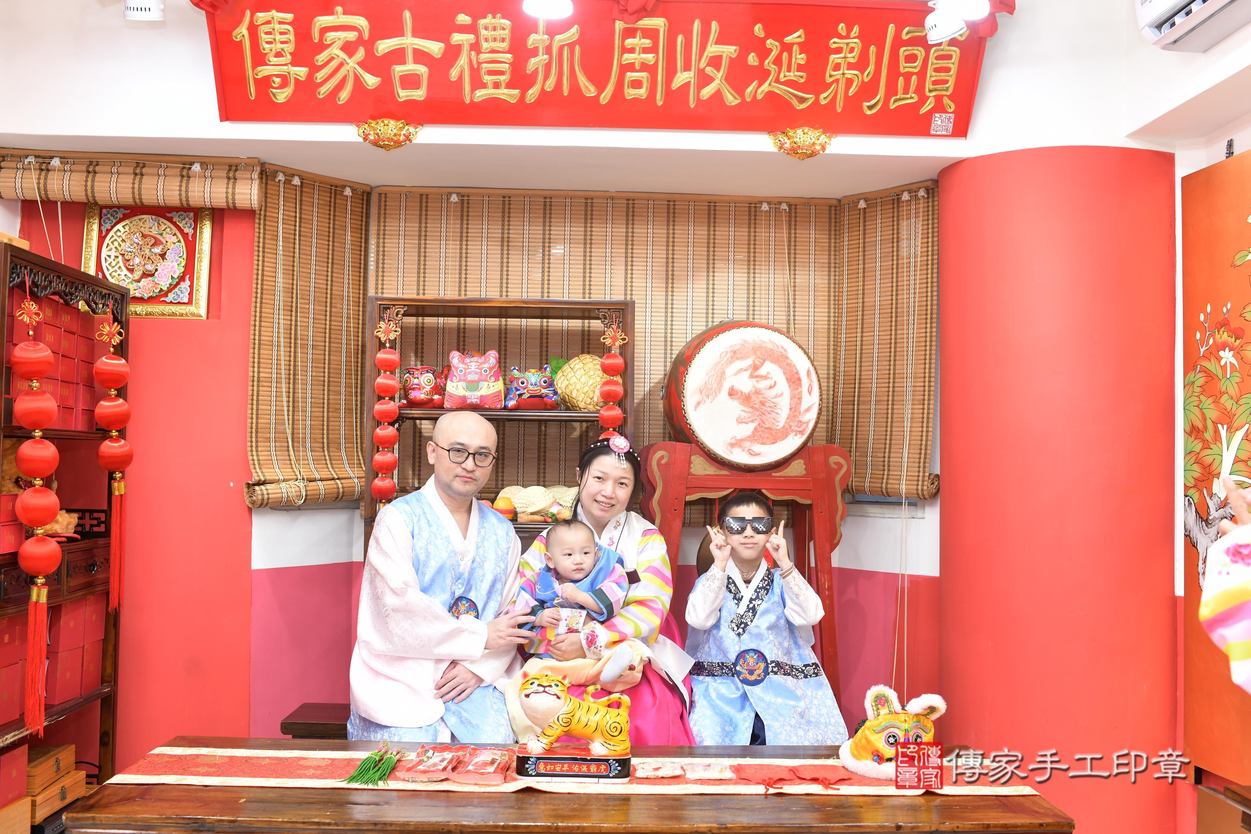 傳家手工印章高雄店、抓周、度脺、中國風會場、傳家嬰兒古禮、吉祥話、抓周道具物品24種、拍照。抓周證書。寶寶抓周、滿周歲、生日快樂、祝福