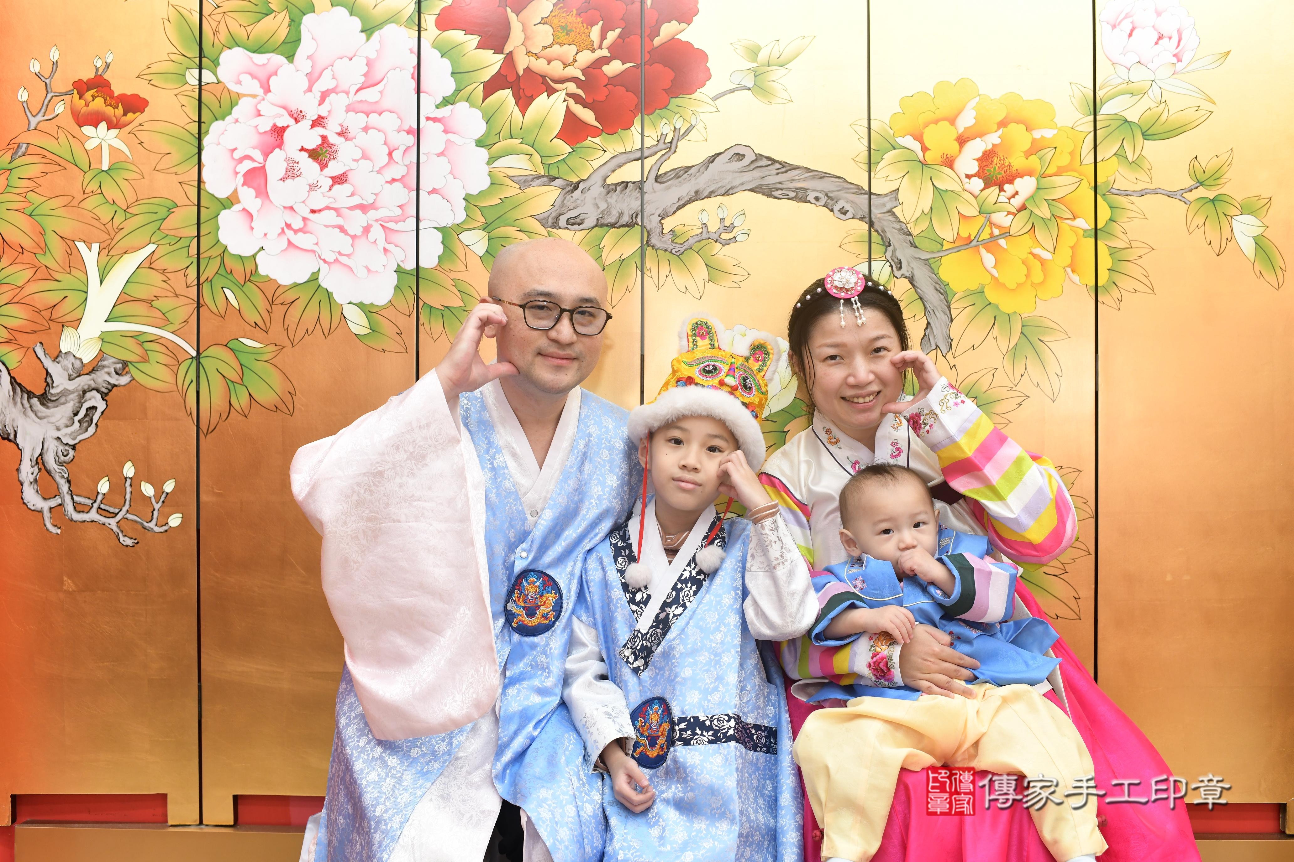 傳家手工印章高雄店、抓周、度脺、中國風會場、傳家嬰兒古禮、吉祥話、抓周道具物品24種、拍照。抓周證書。寶寶抓周、滿周歲、生日快樂、祝福