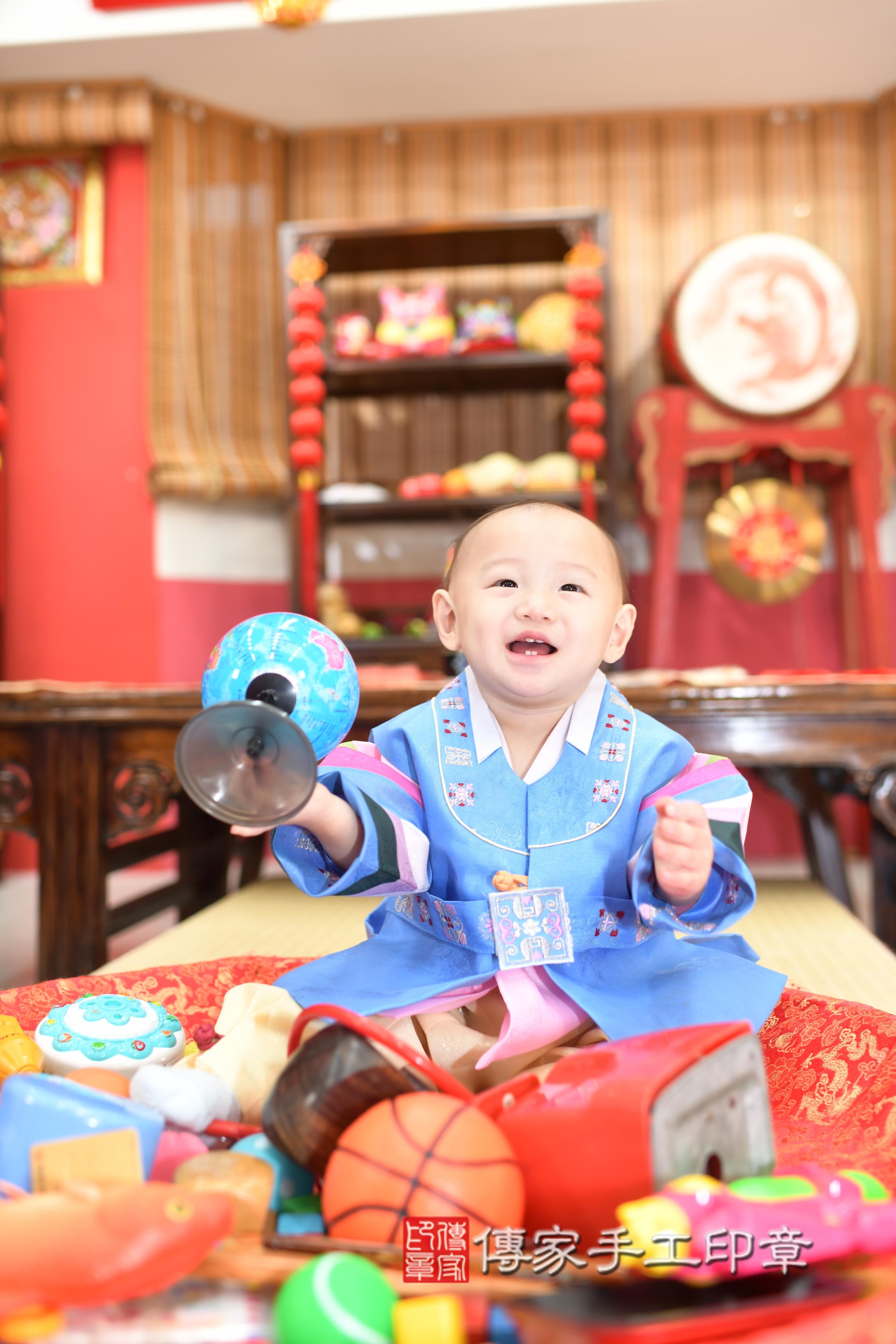 傳家手工印章高雄店、抓周、度脺、中國風會場、傳家嬰兒古禮、吉祥話、抓周道具物品24種、拍照。抓周證書。寶寶抓周、滿周歲、生日快樂、祝福
