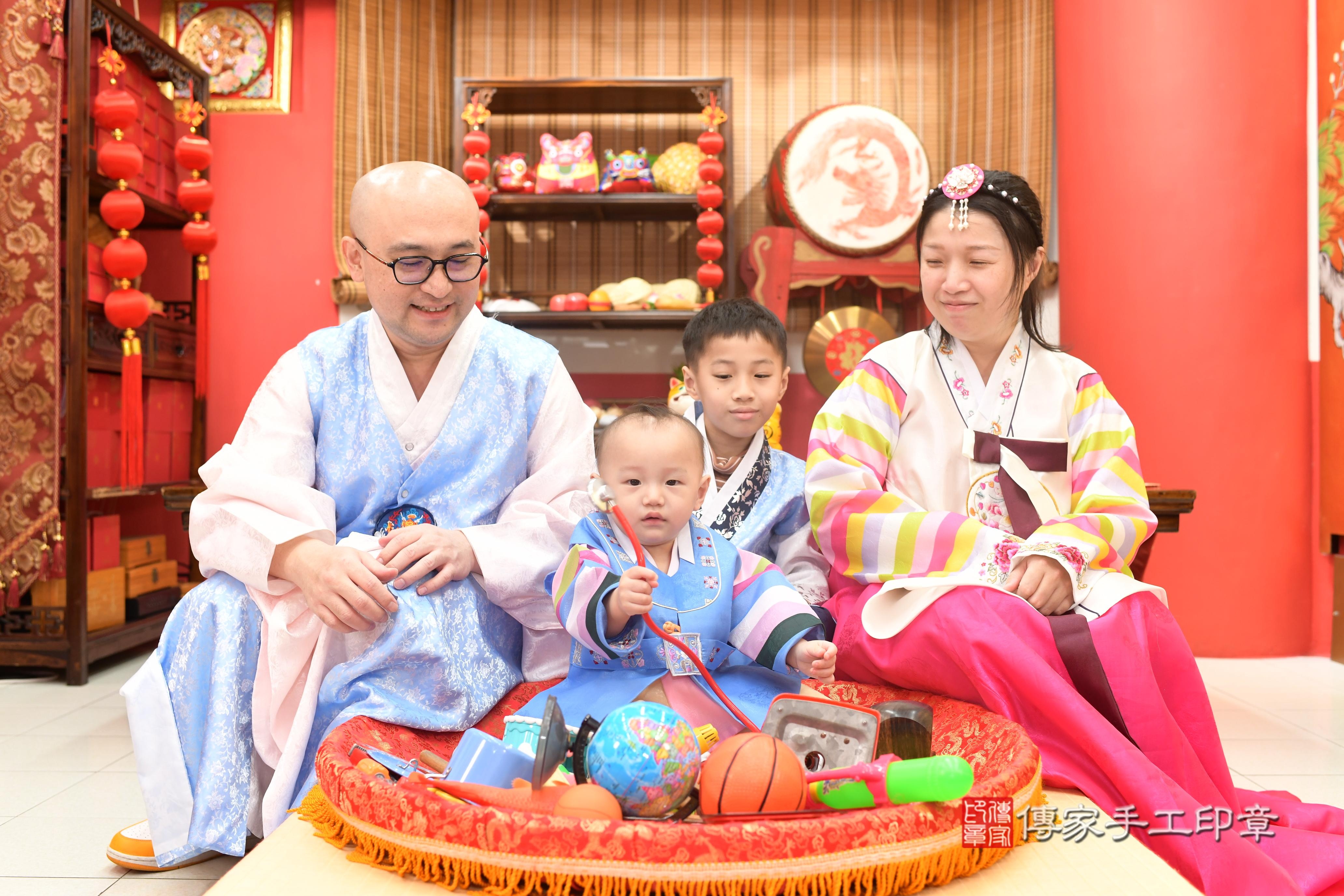 傳家手工印章高雄店、抓周、度脺、中國風會場、傳家嬰兒古禮、吉祥話、抓周道具物品24種、拍照。抓周證書。寶寶抓周、滿周歲、生日快樂、祝福