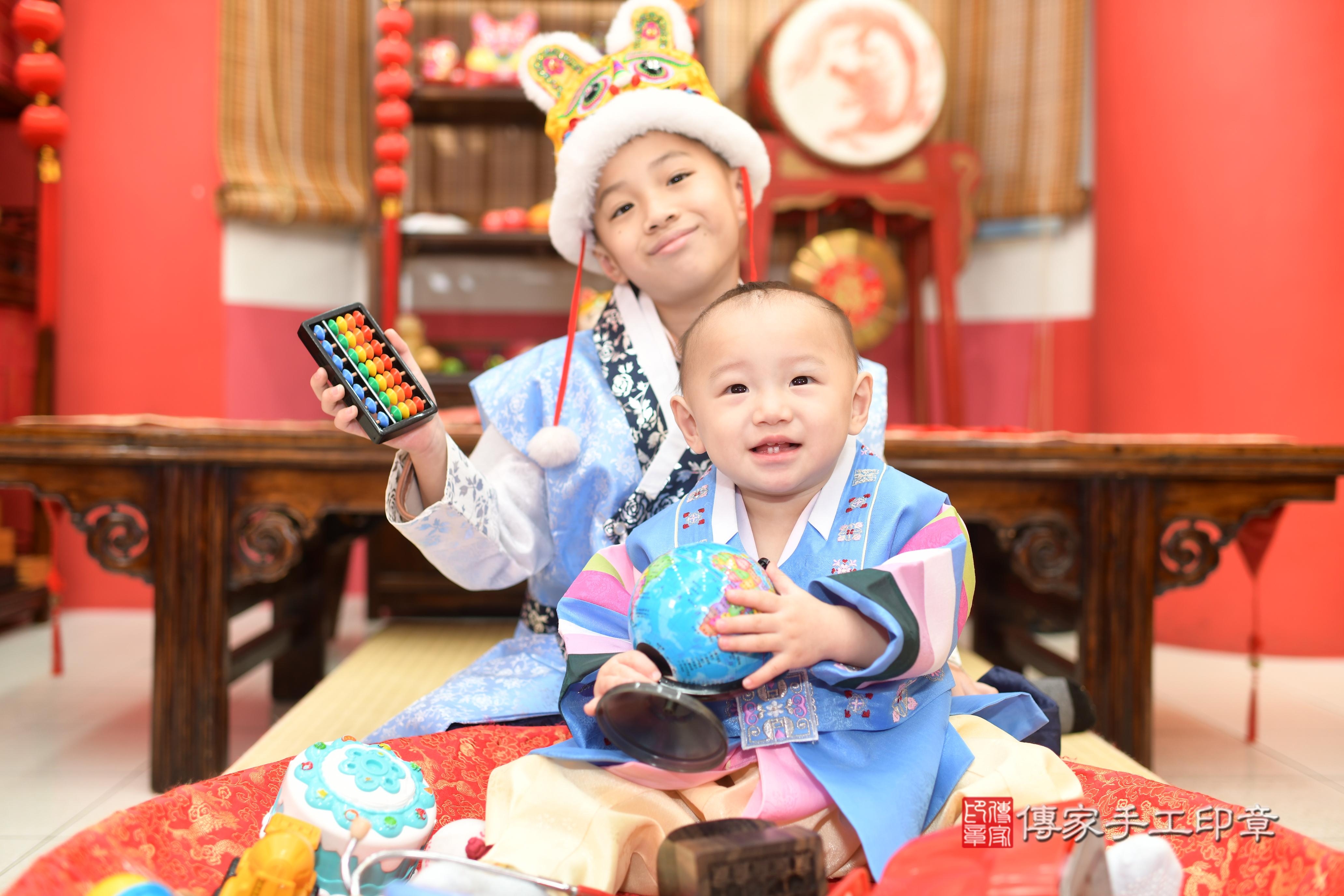 傳家手工印章高雄店、抓周、度脺、中國風會場、傳家嬰兒古禮、吉祥話、抓周道具物品24種、拍照。抓周證書。寶寶抓周、滿周歲、生日快樂、祝福