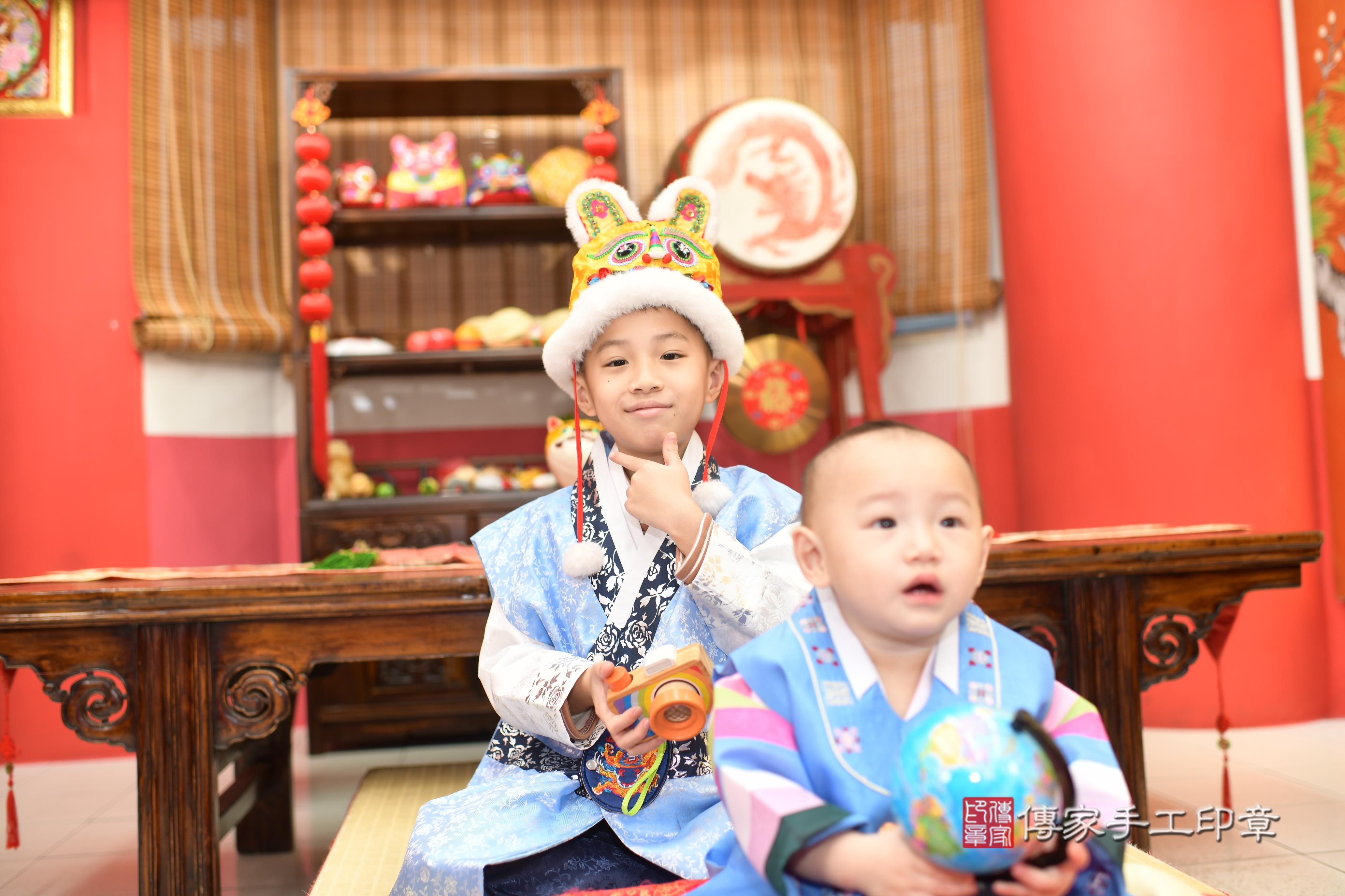 傳家手工印章高雄店、抓周、度脺、中國風會場、傳家嬰兒古禮、吉祥話、抓周道具物品24種、拍照。抓周證書。寶寶抓周、滿周歲、生日快樂、祝福