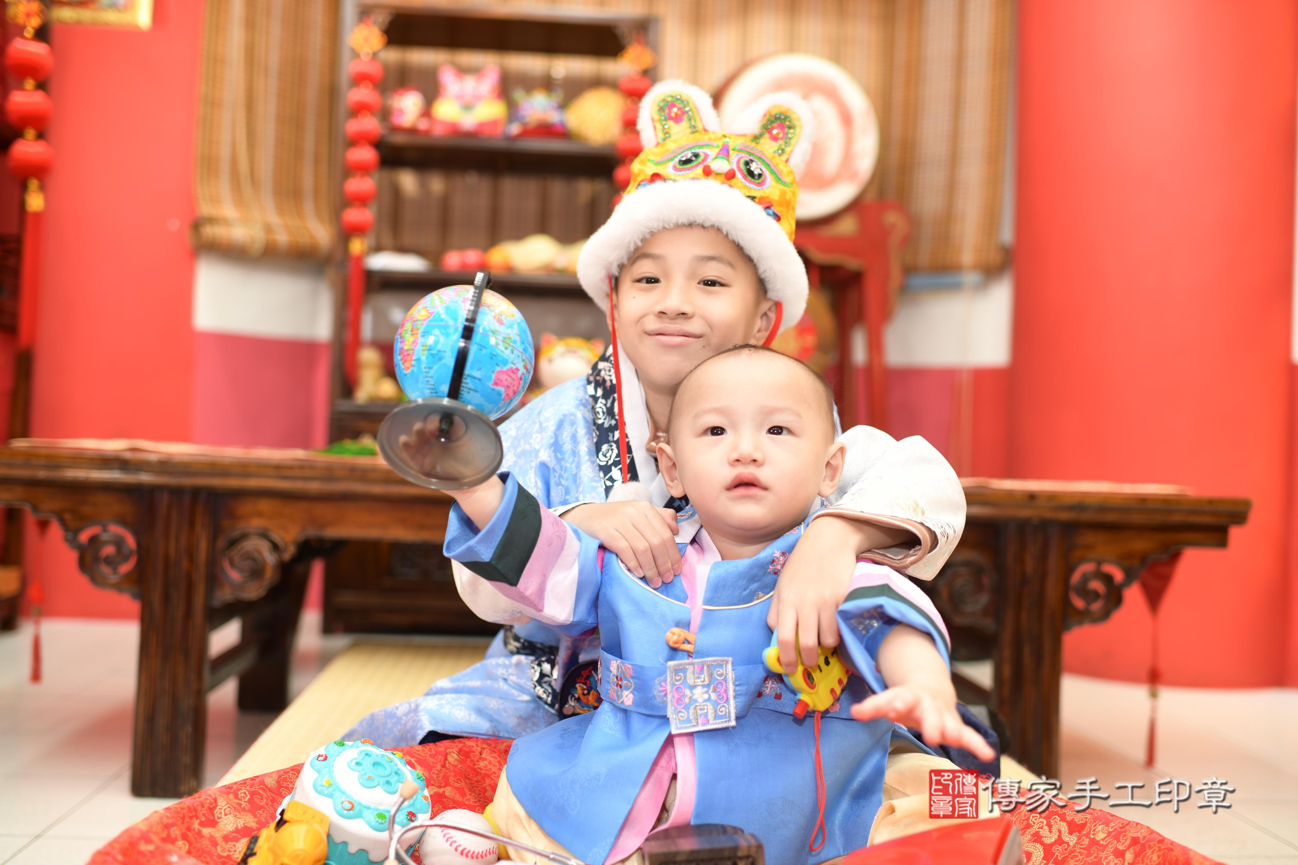 傳家手工印章高雄店、抓周、度脺、中國風會場、傳家嬰兒古禮、吉祥話、抓周道具物品24種、拍照。抓周證書。寶寶抓周、滿周歲、生日快樂、祝福