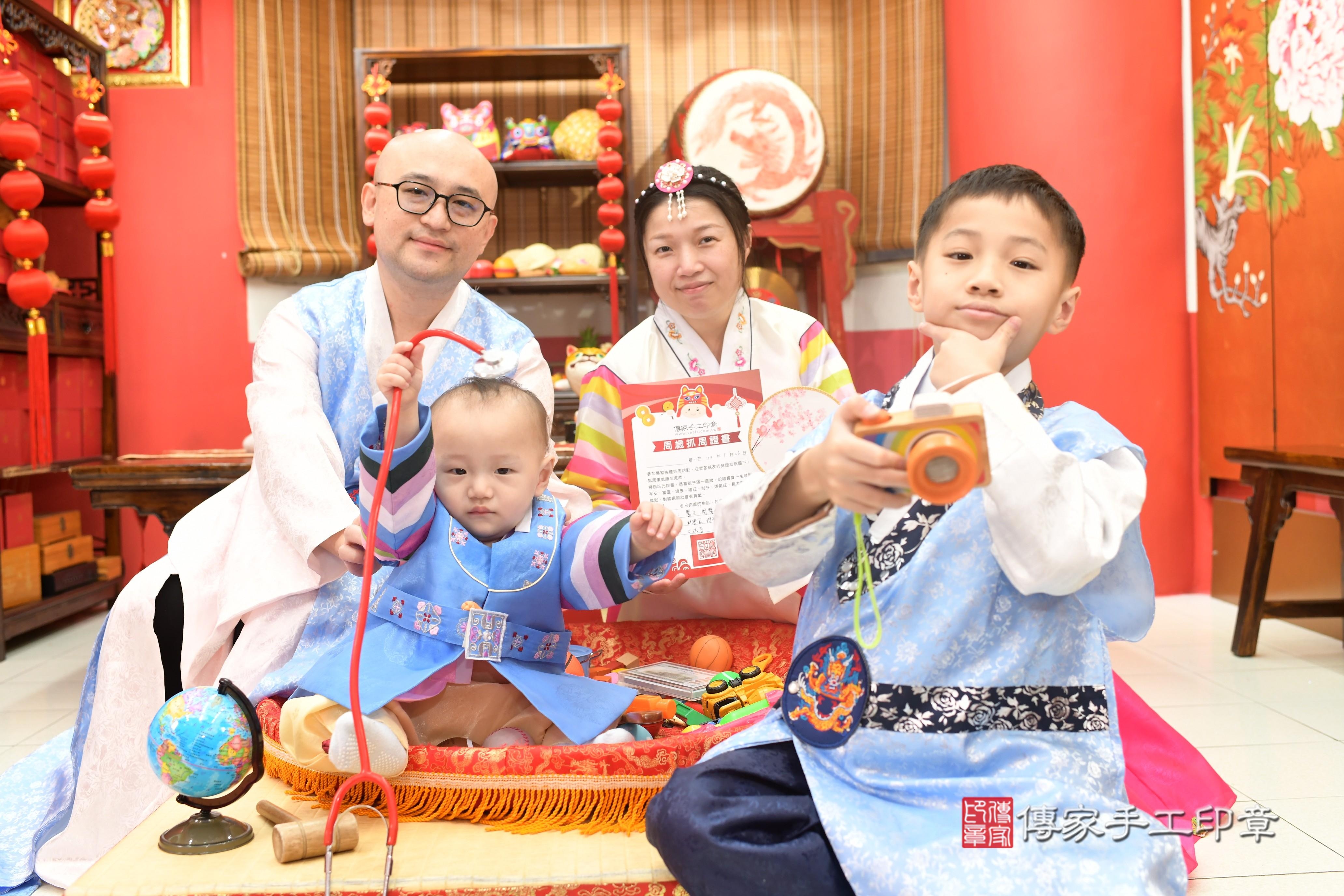 傳家手工印章高雄店、抓周、度脺、中國風會場、傳家嬰兒古禮、吉祥話、抓周道具物品24種、拍照。抓周證書。寶寶抓周、滿周歲、生日快樂、祝福