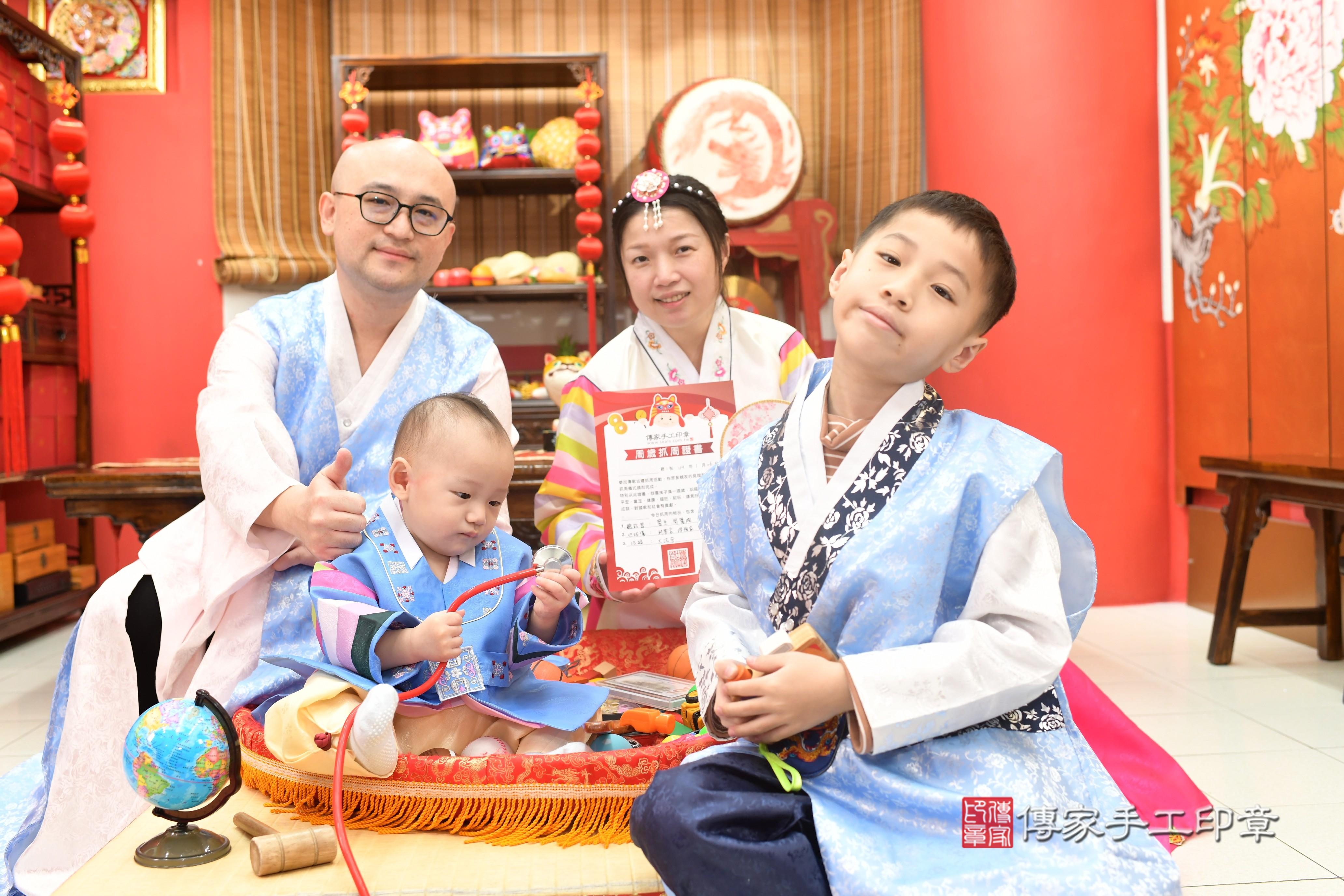 傳家手工印章高雄店、抓周、度脺、中國風會場、傳家嬰兒古禮、吉祥話、抓周道具物品24種、拍照。抓周證書。寶寶抓周、滿周歲、生日快樂、祝福