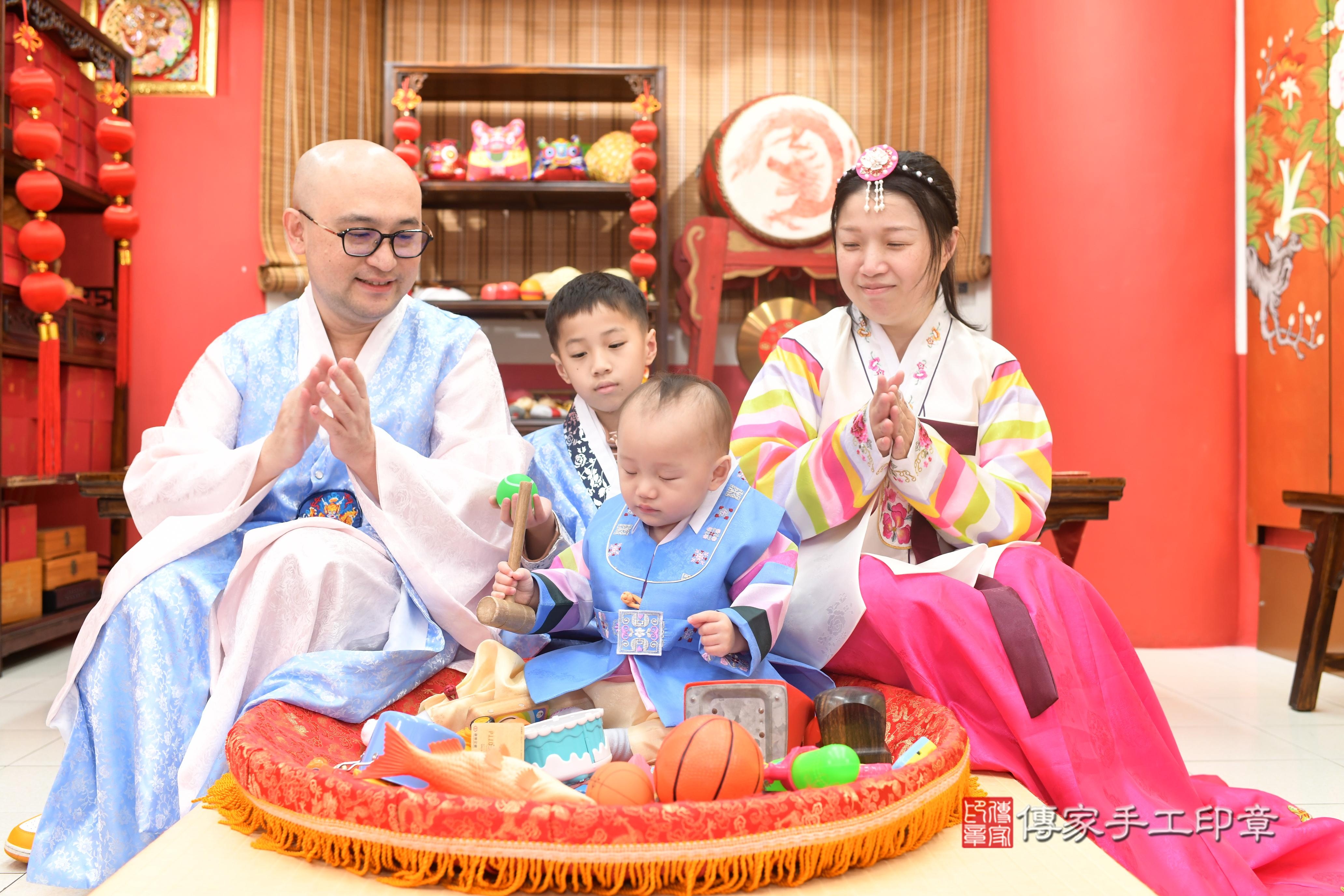 傳家手工印章高雄店、抓周、度脺、中國風會場、傳家嬰兒古禮、吉祥話、抓周道具物品24種、拍照。抓周證書。寶寶抓周、滿周歲、生日快樂、祝福