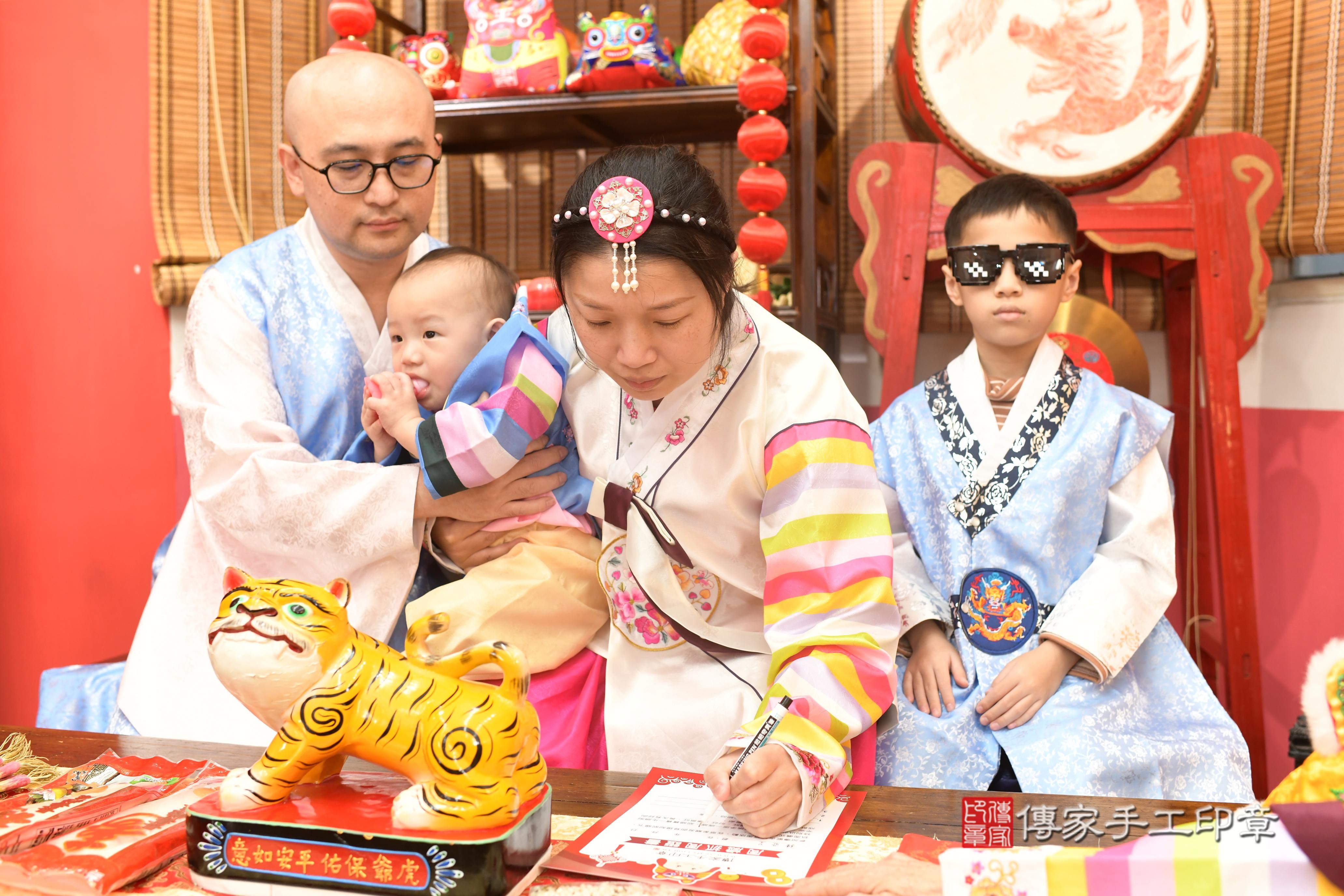 傳家手工印章高雄店、抓周、度脺、中國風會場、傳家嬰兒古禮、吉祥話、抓周道具物品24種、拍照。抓周證書。寶寶抓周、滿周歲、生日快樂、祝福