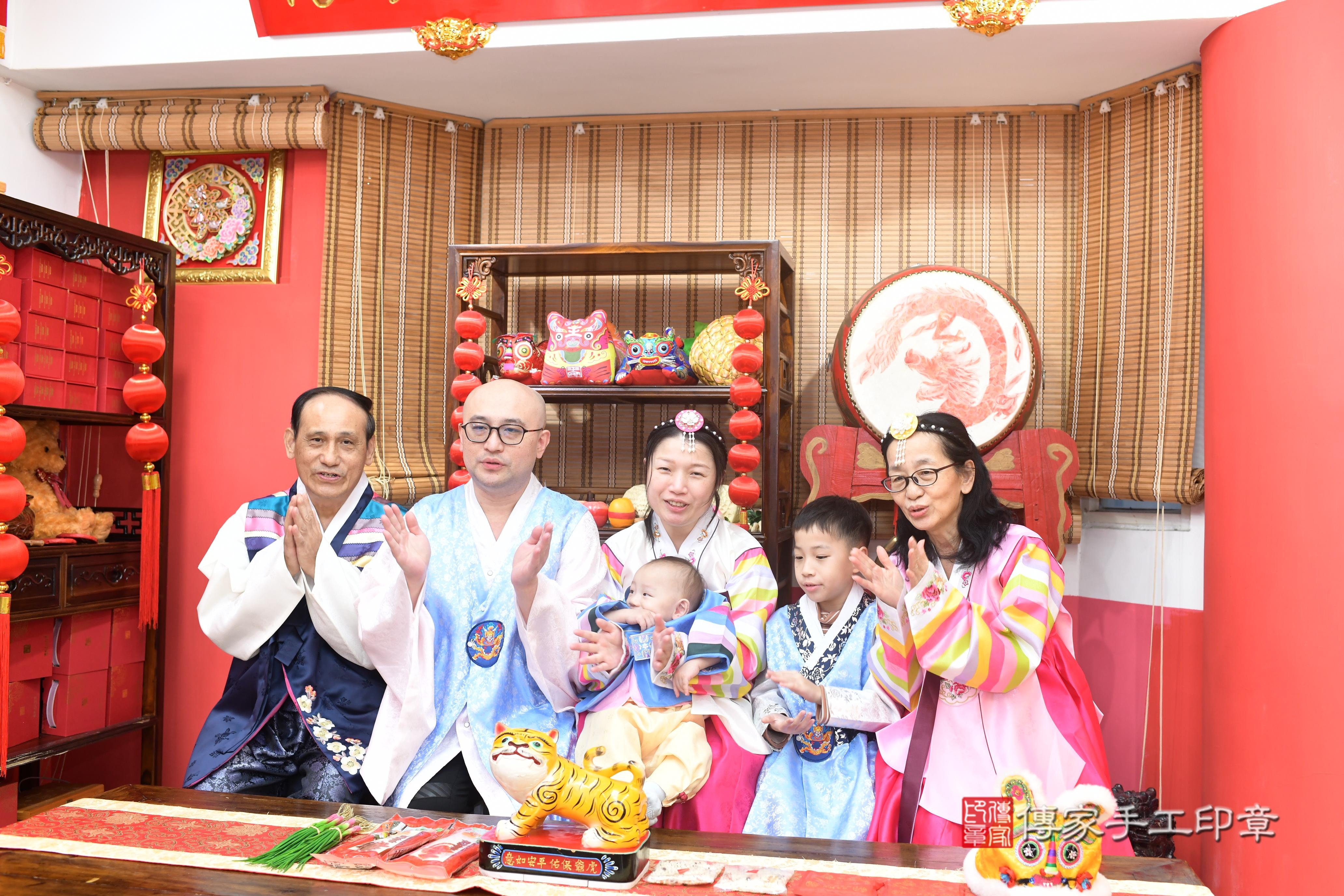 傳家手工印章高雄店、抓周、度脺、中國風會場、傳家嬰兒古禮、吉祥話、抓周道具物品24種、拍照。抓周證書。寶寶抓周、滿周歲、生日快樂、祝福