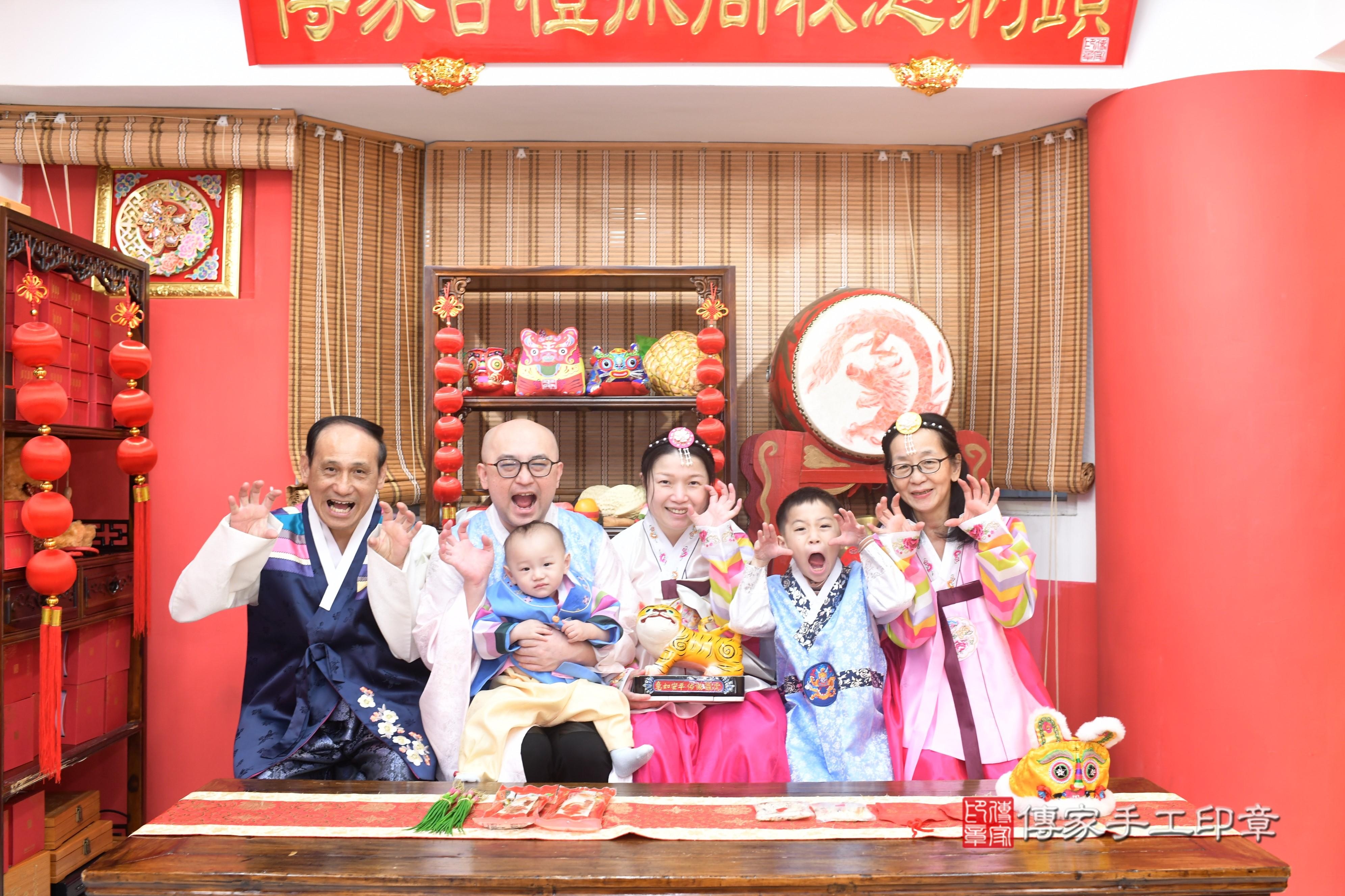 傳家手工印章高雄店、抓周、度脺、中國風會場、傳家嬰兒古禮、吉祥話、抓周道具物品24種、拍照。抓周證書。寶寶抓周、滿周歲、生日快樂、祝福