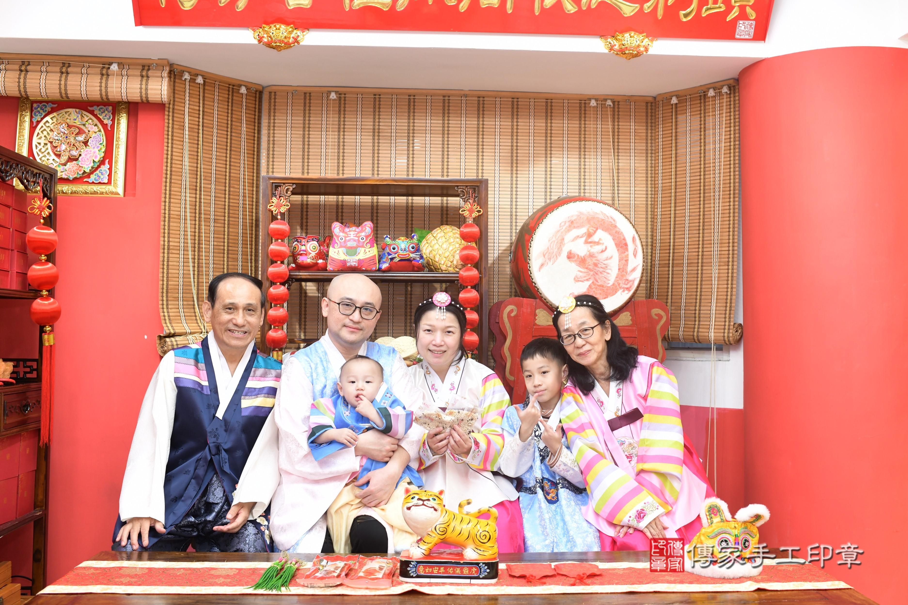 傳家手工印章高雄店、抓周、度脺、中國風會場、傳家嬰兒古禮、吉祥話、抓周道具物品24種、拍照。抓周證書。寶寶抓周、滿周歲、生日快樂、祝福