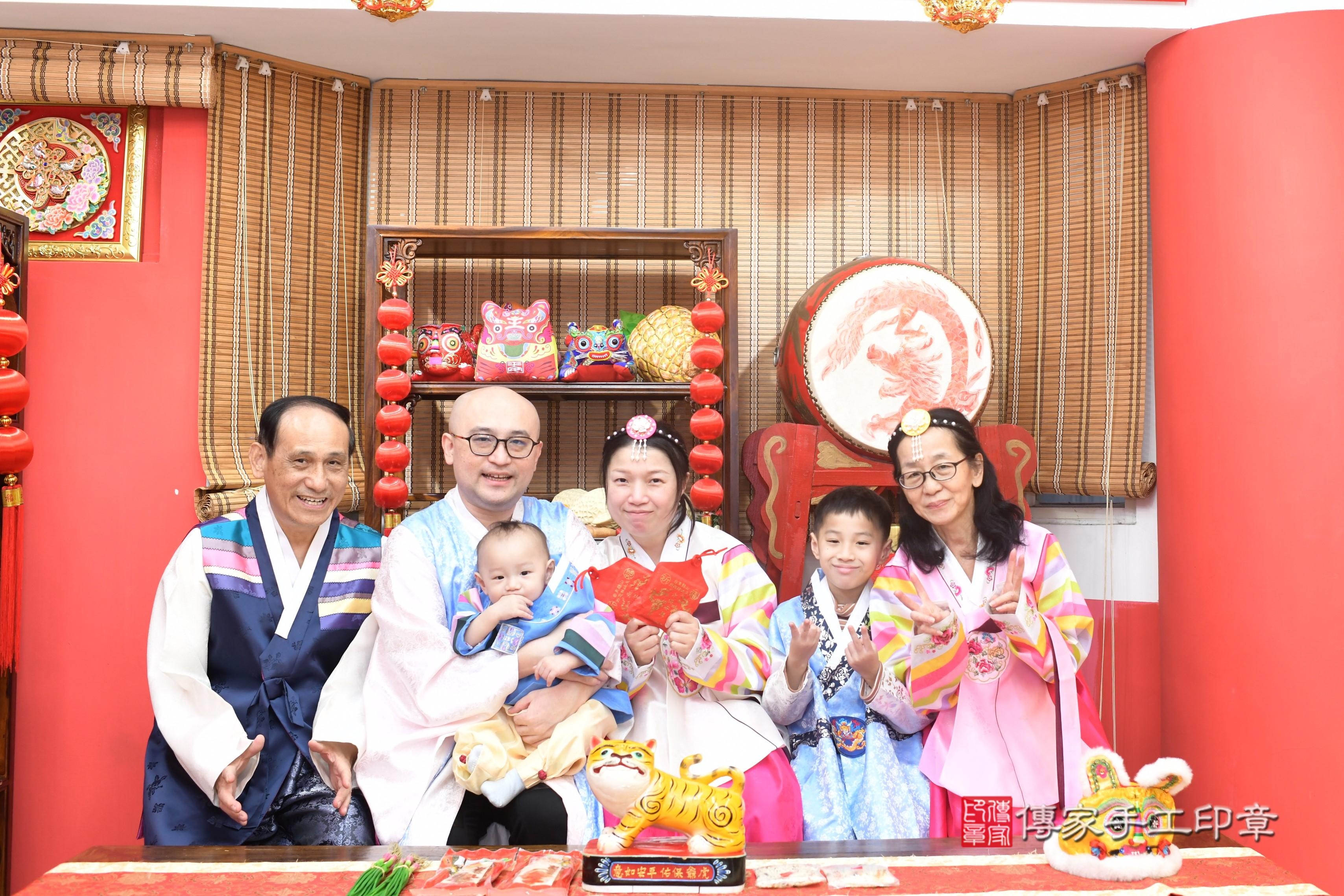 傳家手工印章高雄店、抓周、度脺、中國風會場、傳家嬰兒古禮、吉祥話、抓周道具物品24種、拍照。抓周證書。寶寶抓周、滿周歲、生日快樂、祝福