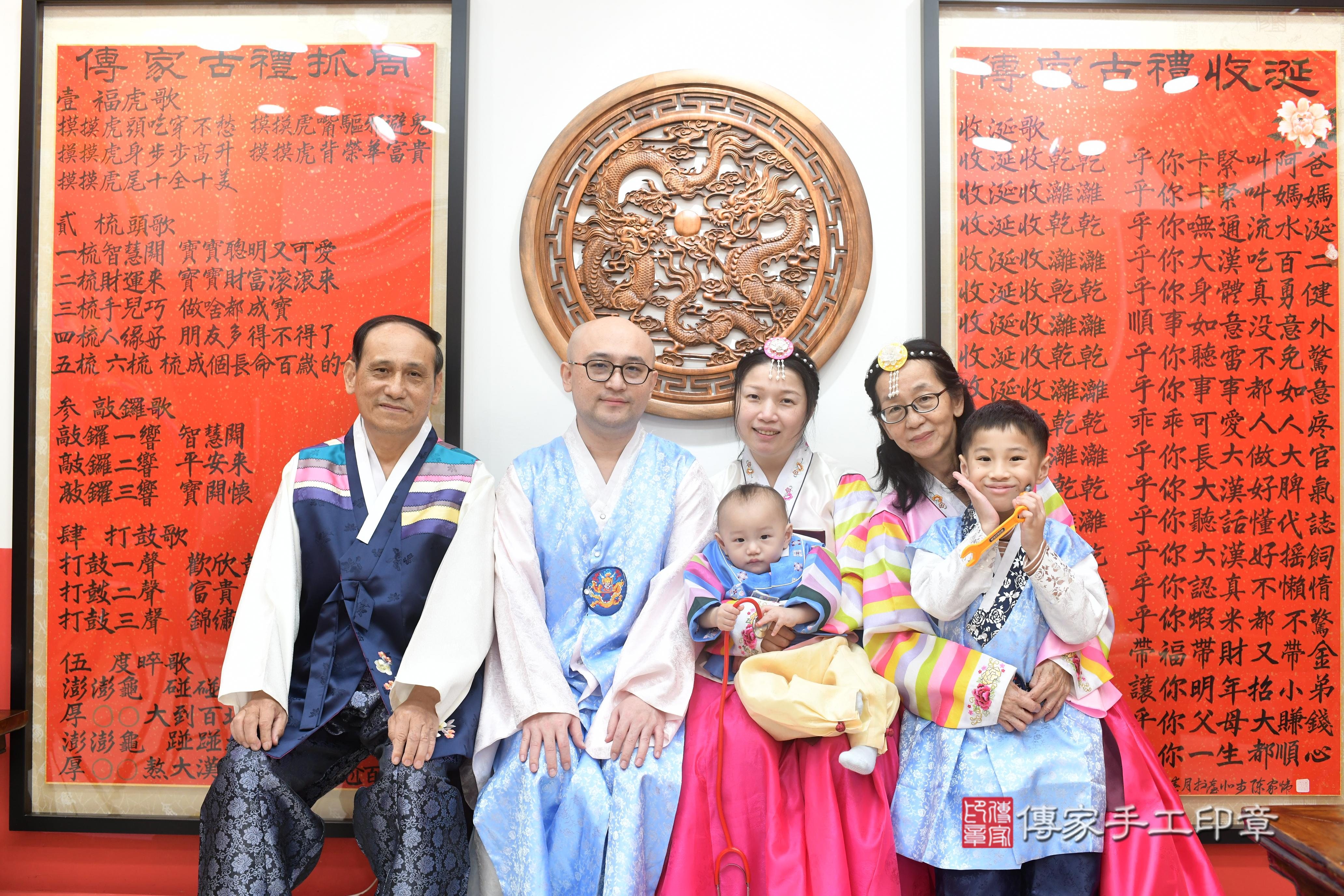 傳家手工印章高雄店、抓周、度脺、中國風會場、傳家嬰兒古禮、吉祥話、抓周道具物品24種、拍照。抓周證書。寶寶抓周、滿周歲、生日快樂、祝福