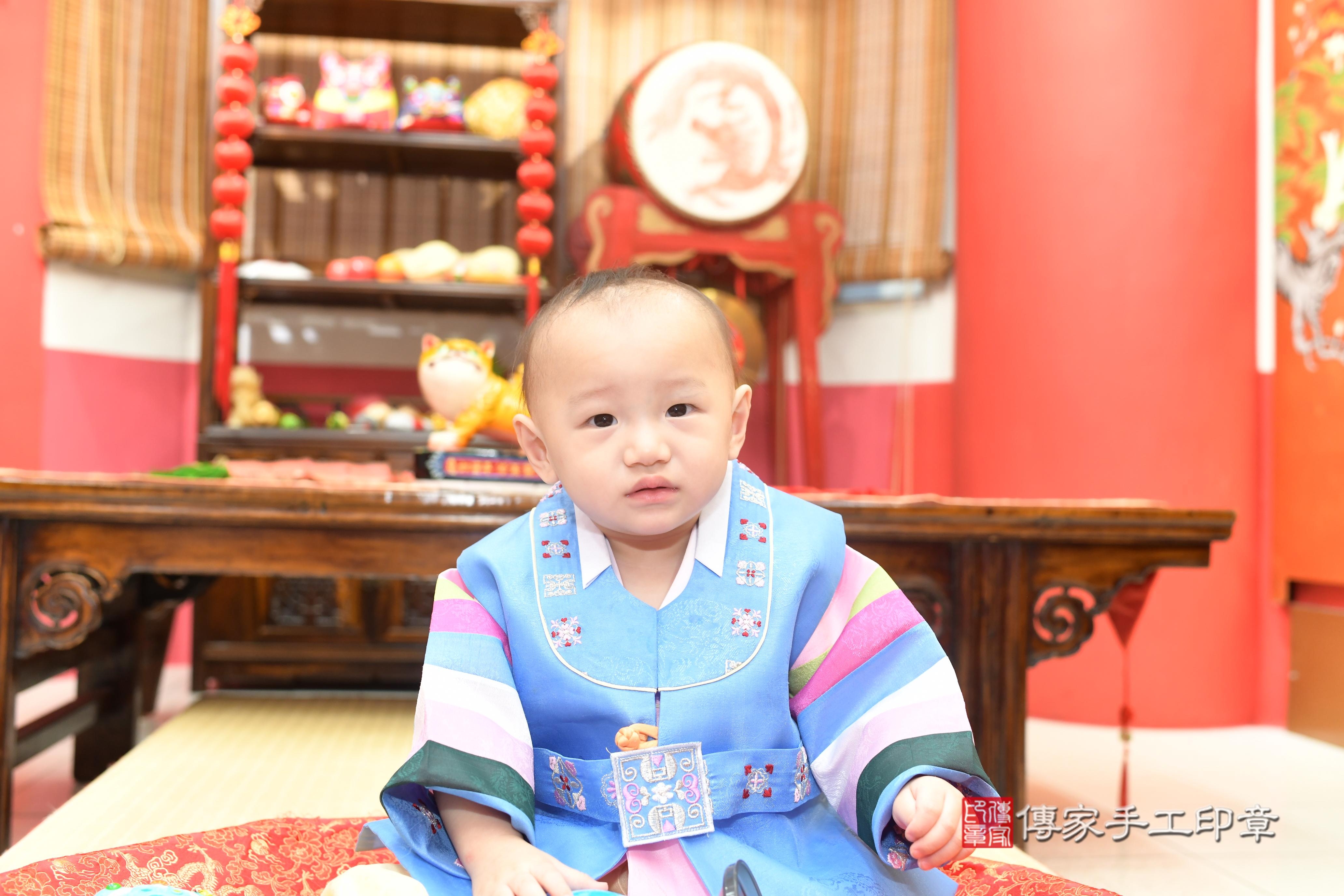 1739019950942969.jpg傳家手工印章高雄店、抓周、度脺、中國風會場、傳家嬰兒古禮、吉祥話、抓周道具物品24種、拍照。抓周證書。寶寶抓周、滿周歲、生日快樂、祝福