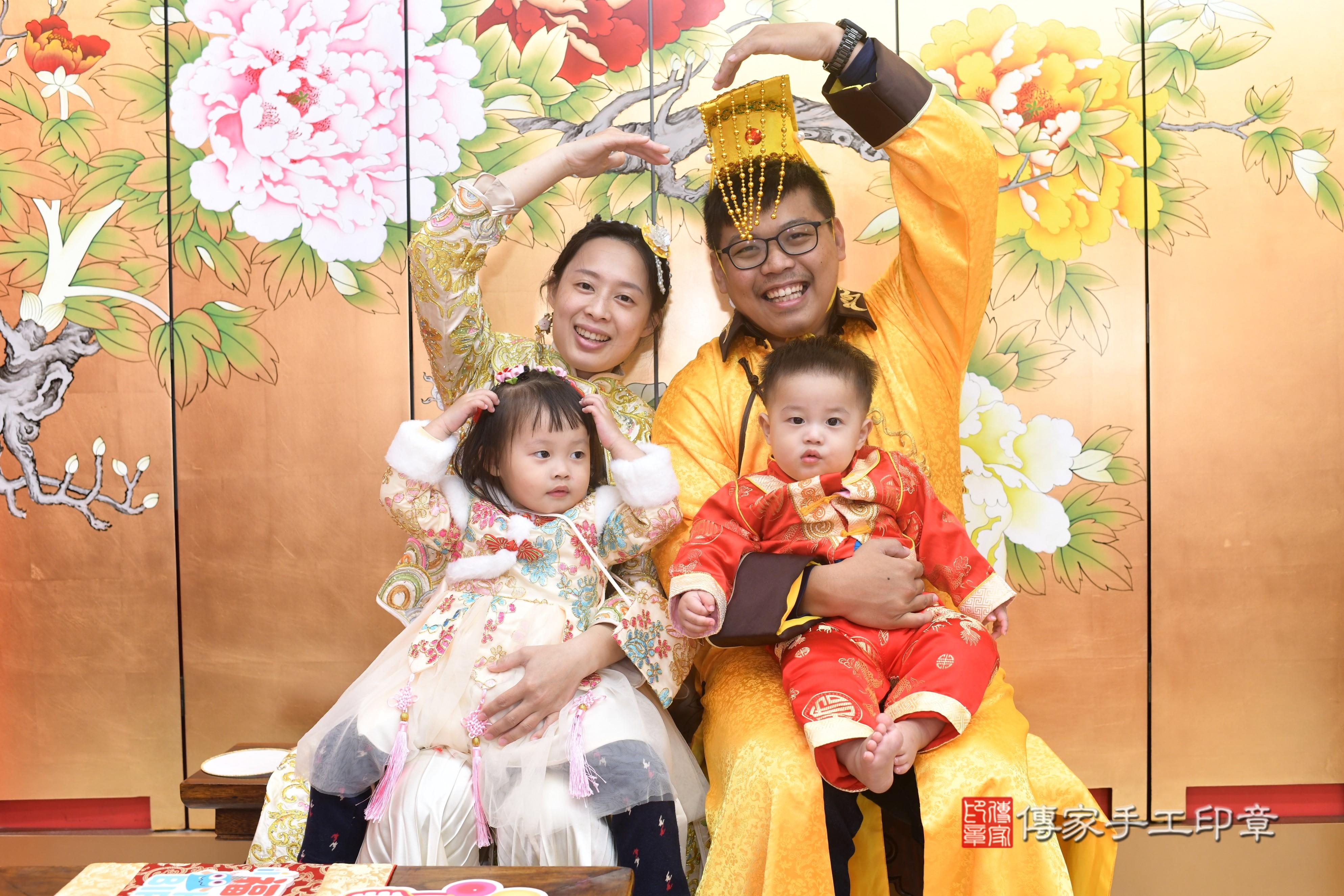 傳家手工印章高雄店、抓周、度脺、中國風會場、傳家嬰兒古禮、吉祥話、抓周道具物品24種、拍照。抓周證書。寶寶抓周、滿周歲、生日快樂、祝福