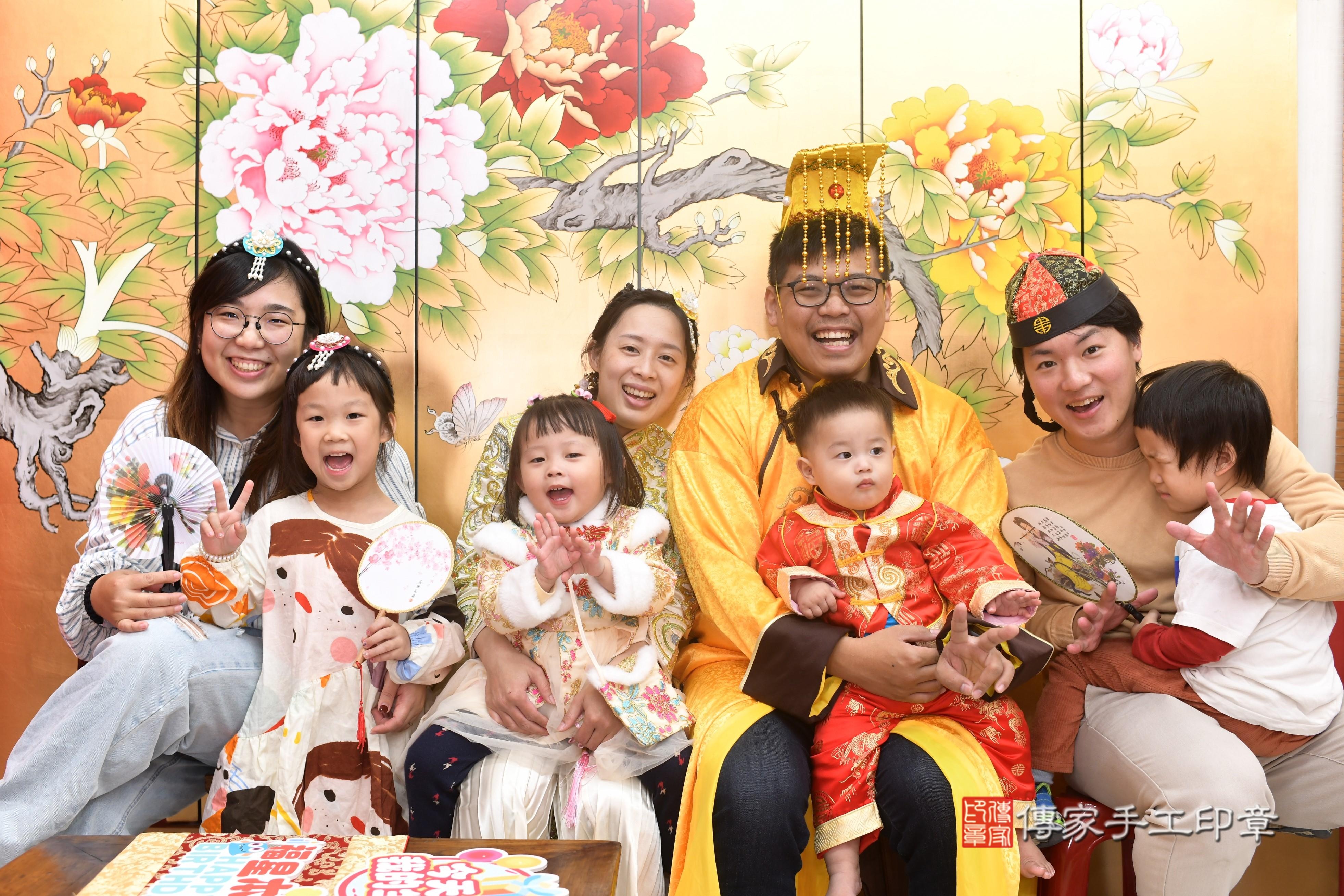 傳家手工印章高雄店、抓周、度脺、中國風會場、傳家嬰兒古禮、吉祥話、抓周道具物品24種、拍照。抓周證書。寶寶抓周、滿周歲、生日快樂、祝福