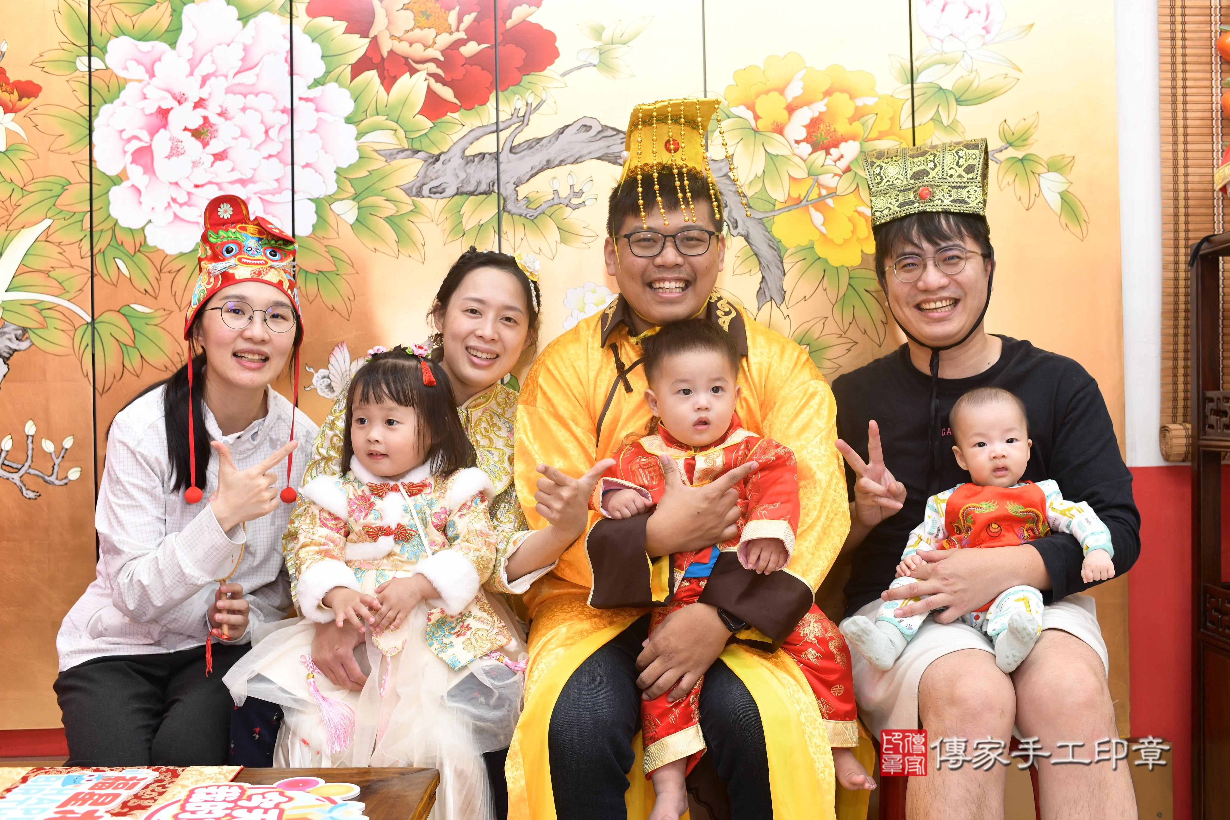 傳家手工印章高雄店、抓周、度脺、中國風會場、傳家嬰兒古禮、吉祥話、抓周道具物品24種、拍照。抓周證書。寶寶抓周、滿周歲、生日快樂、祝福
