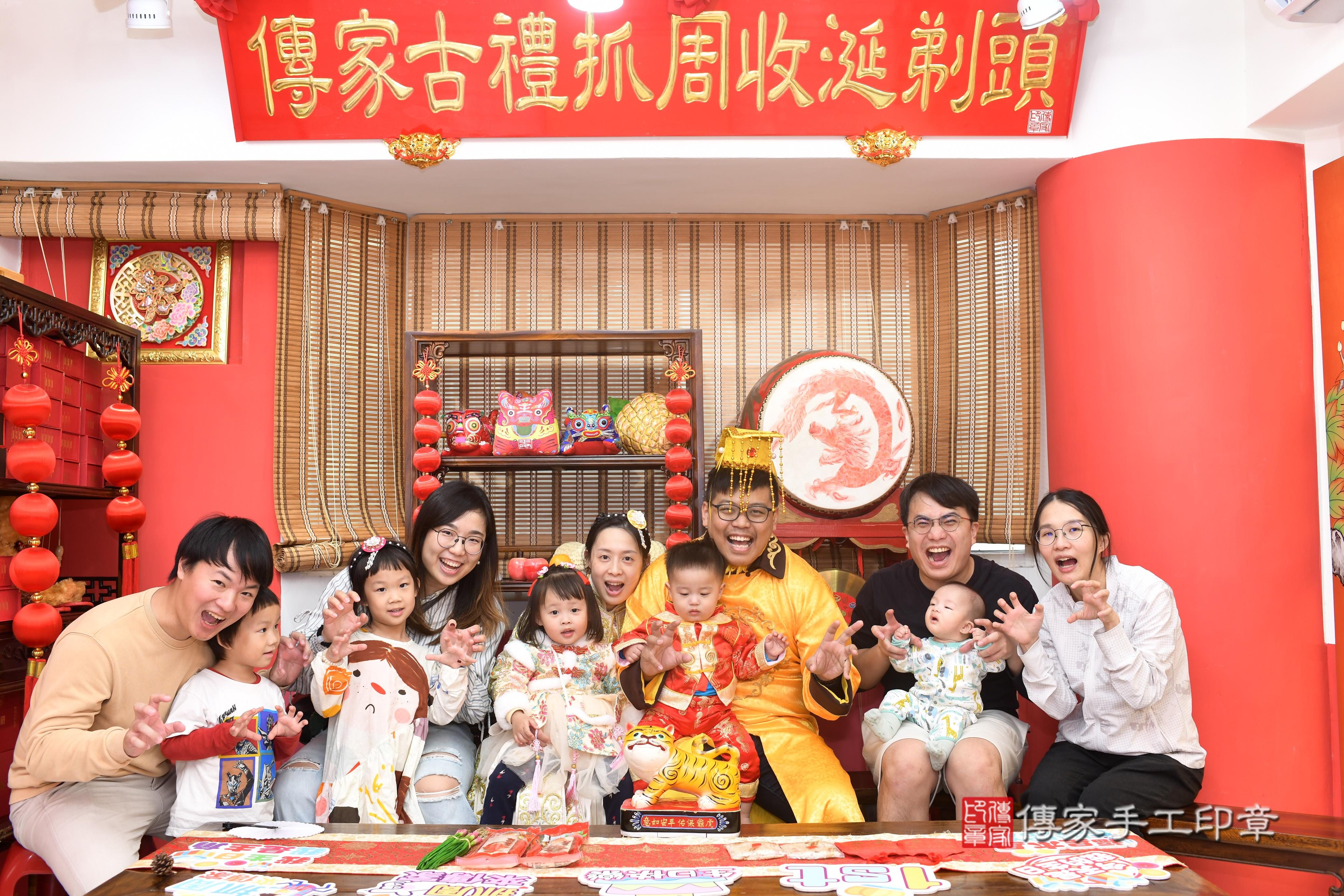 傳家手工印章高雄店、抓周、度脺、中國風會場、傳家嬰兒古禮、吉祥話、抓周道具物品24種、拍照。抓周證書。寶寶抓周、滿周歲、生日快樂、祝福