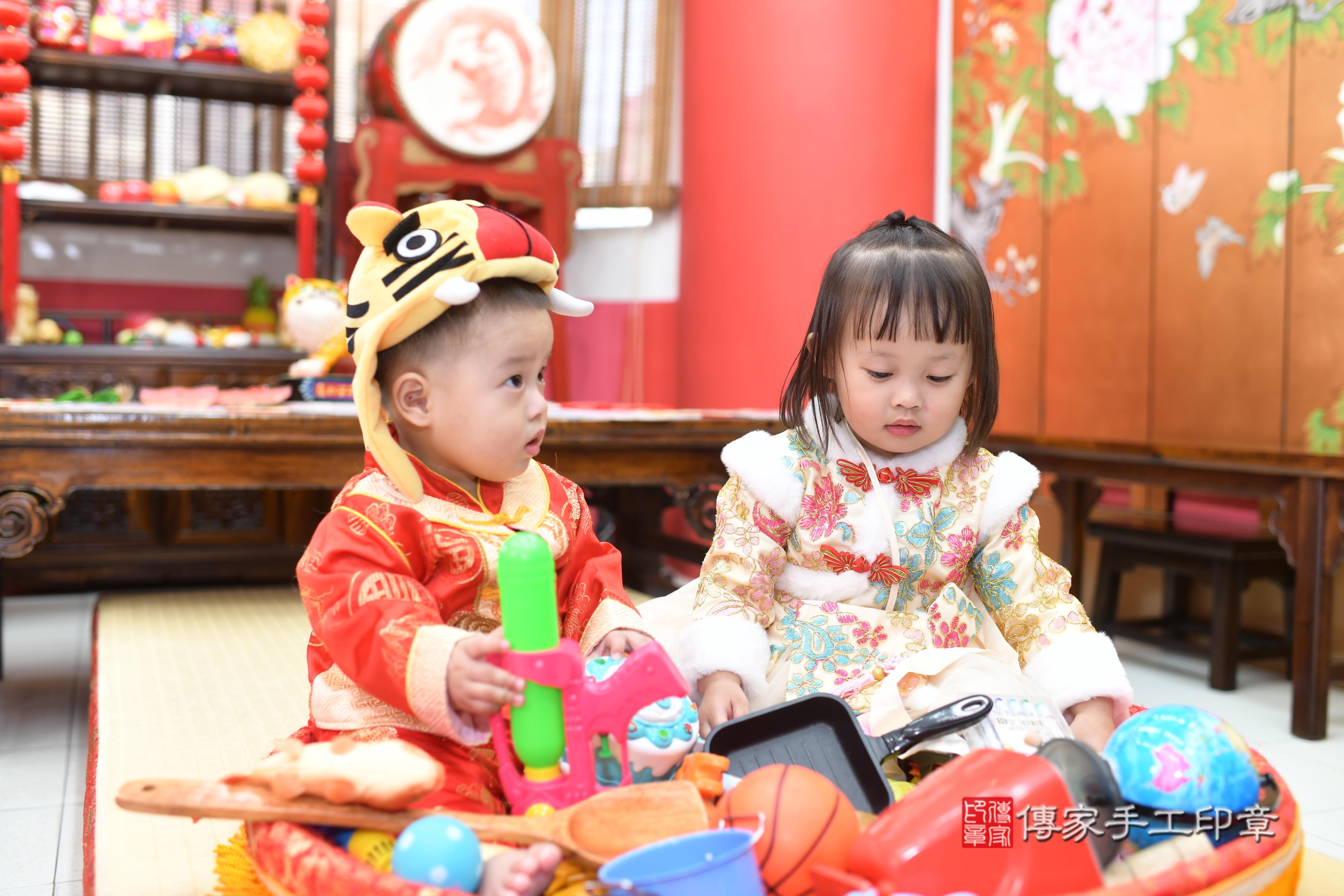 傳家手工印章高雄店、抓周、度脺、中國風會場、傳家嬰兒古禮、吉祥話、抓周道具物品24種、拍照。抓周證書。寶寶抓周、滿周歲、生日快樂、祝福