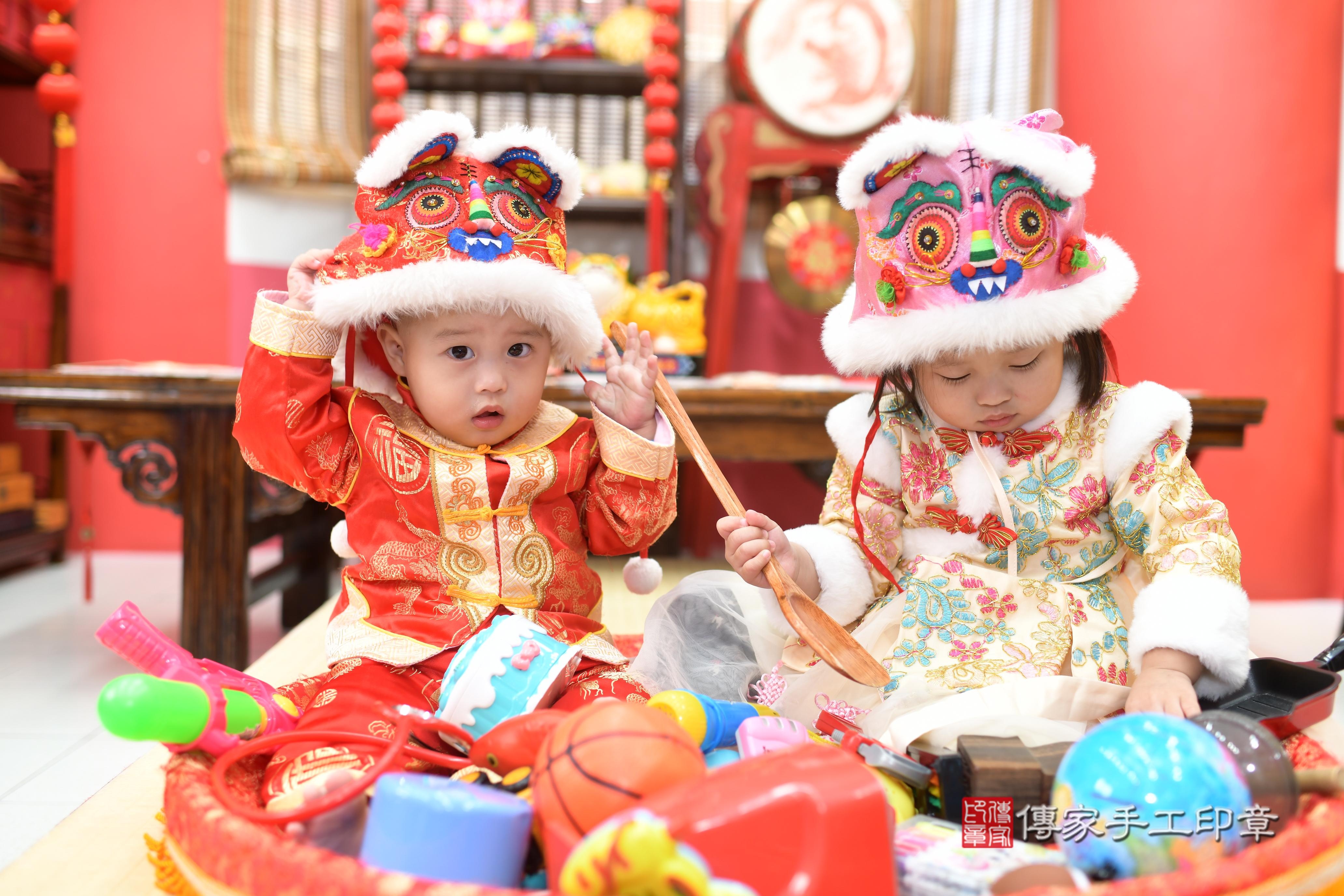 傳家手工印章高雄店、抓周、度脺、中國風會場、傳家嬰兒古禮、吉祥話、抓周道具物品24種、拍照。抓周證書。寶寶抓周、滿周歲、生日快樂、祝福