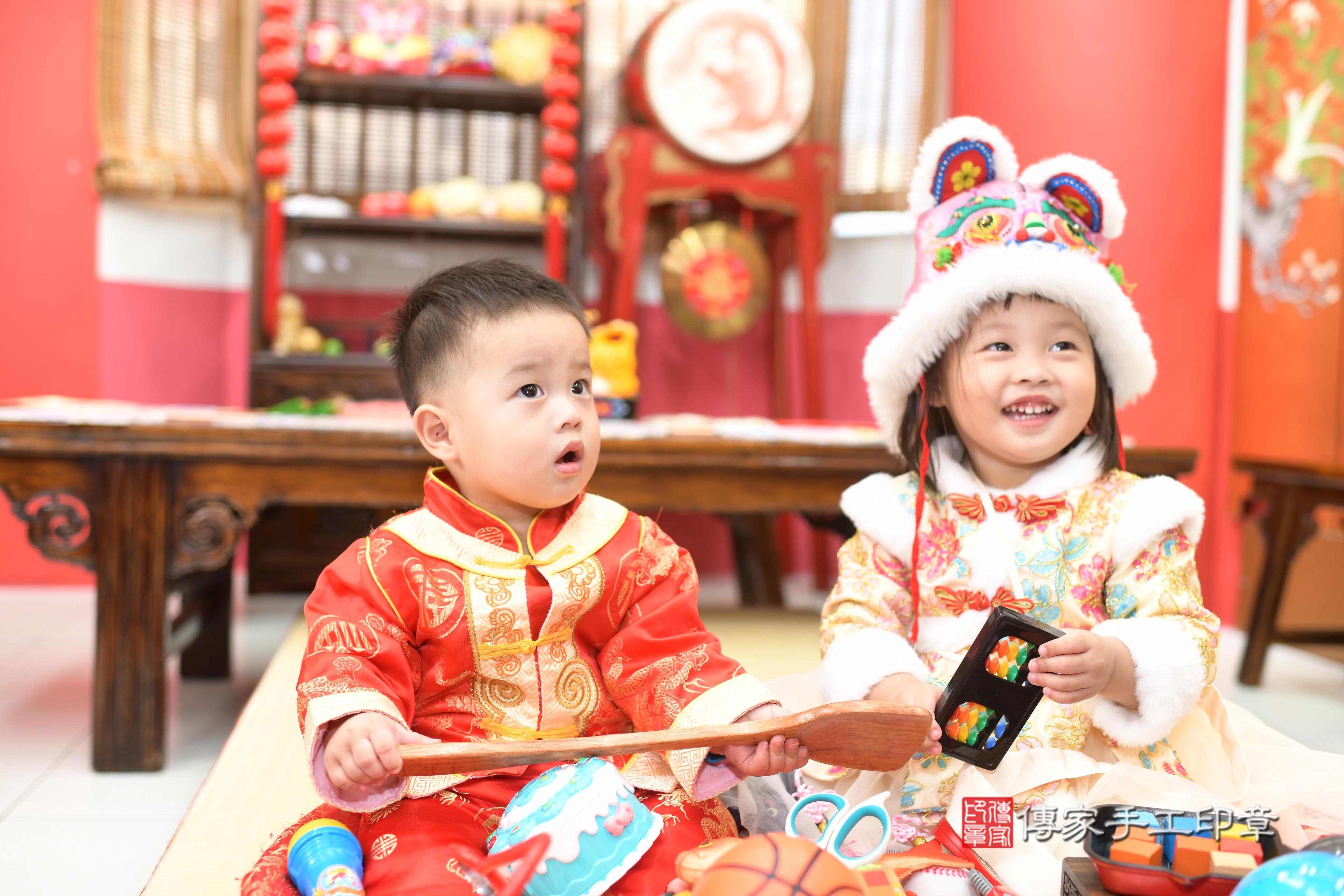 傳家手工印章高雄店、抓周、度脺、中國風會場、傳家嬰兒古禮、吉祥話、抓周道具物品24種、拍照。抓周證書。寶寶抓周、滿周歲、生日快樂、祝福